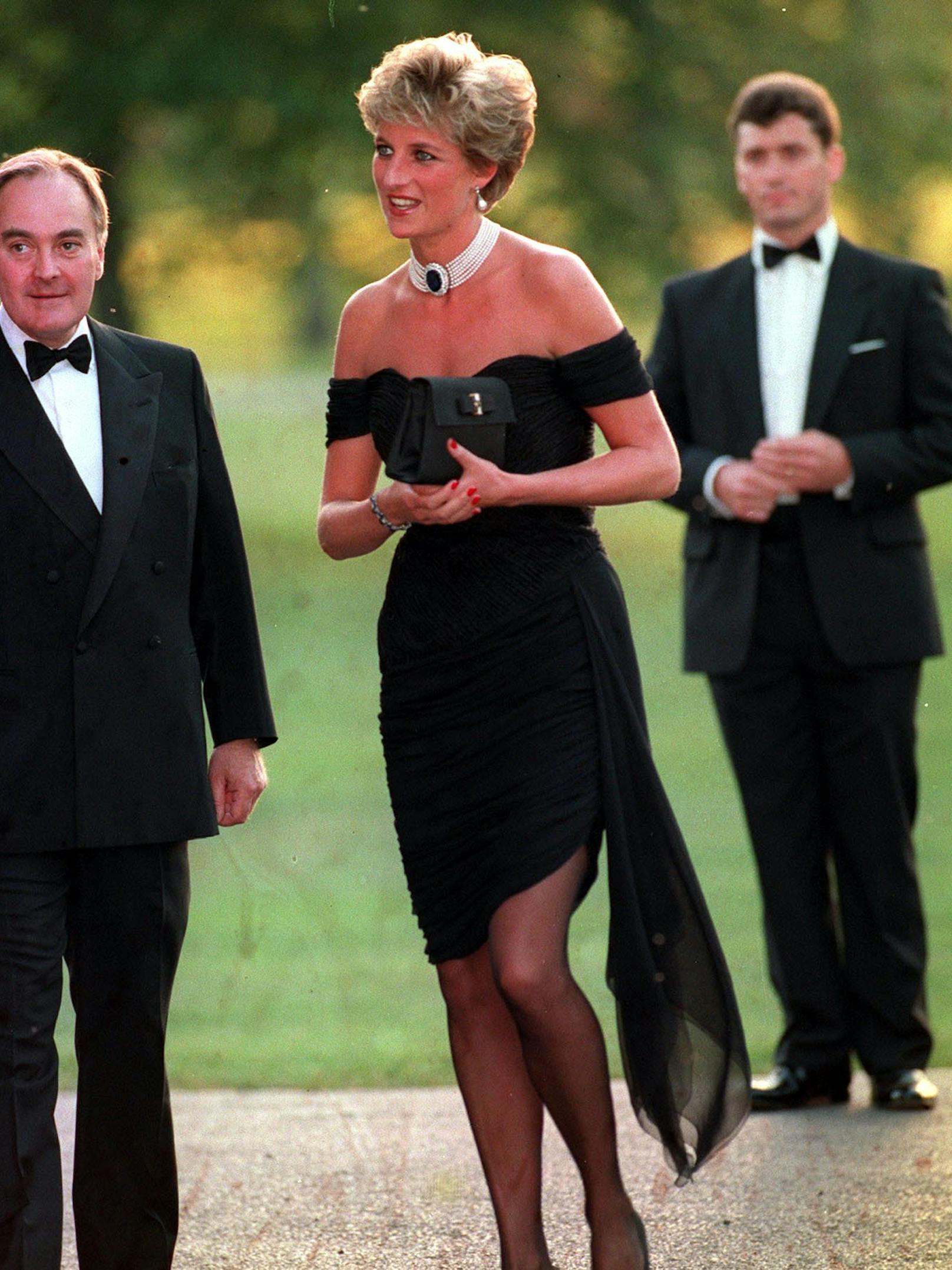 Lady Diana bei ihrer Ankunft in der Serpentine Gallery im Londoner Hyde Park 1994. Vor dreißig Jahren trat die Prinzessin von Wales in ihrem „Rache-Kleid“ auf.