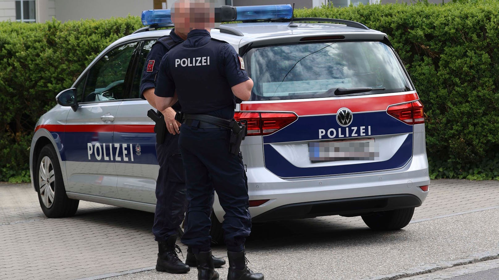 Polizisten besprechen sich