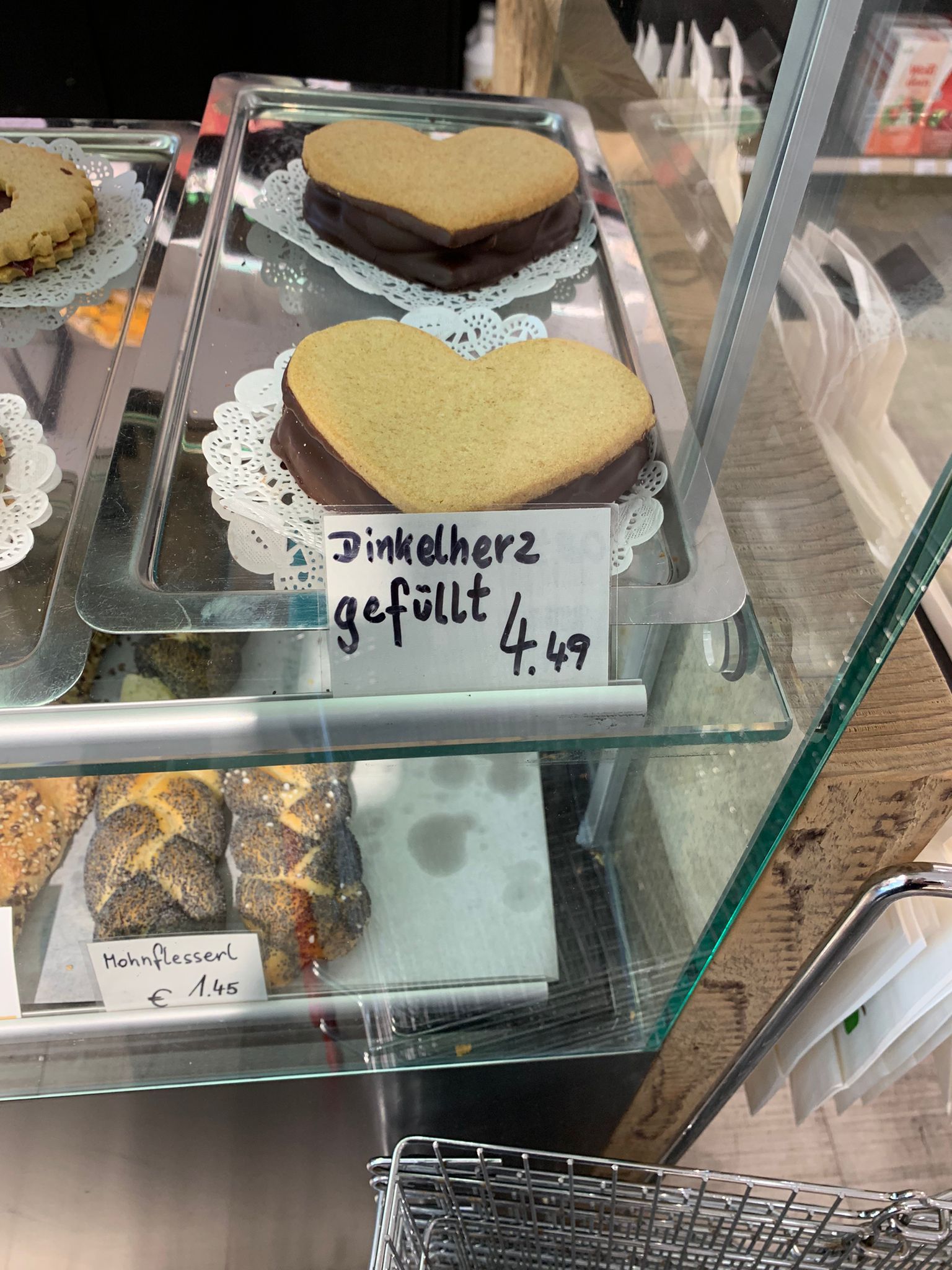 Verblüffung beim Blick auf das Preisschild: Ein Linzer Bio-Supermarkt kassiert für ein gefülltes Dinkelherz 4,49 Euro.