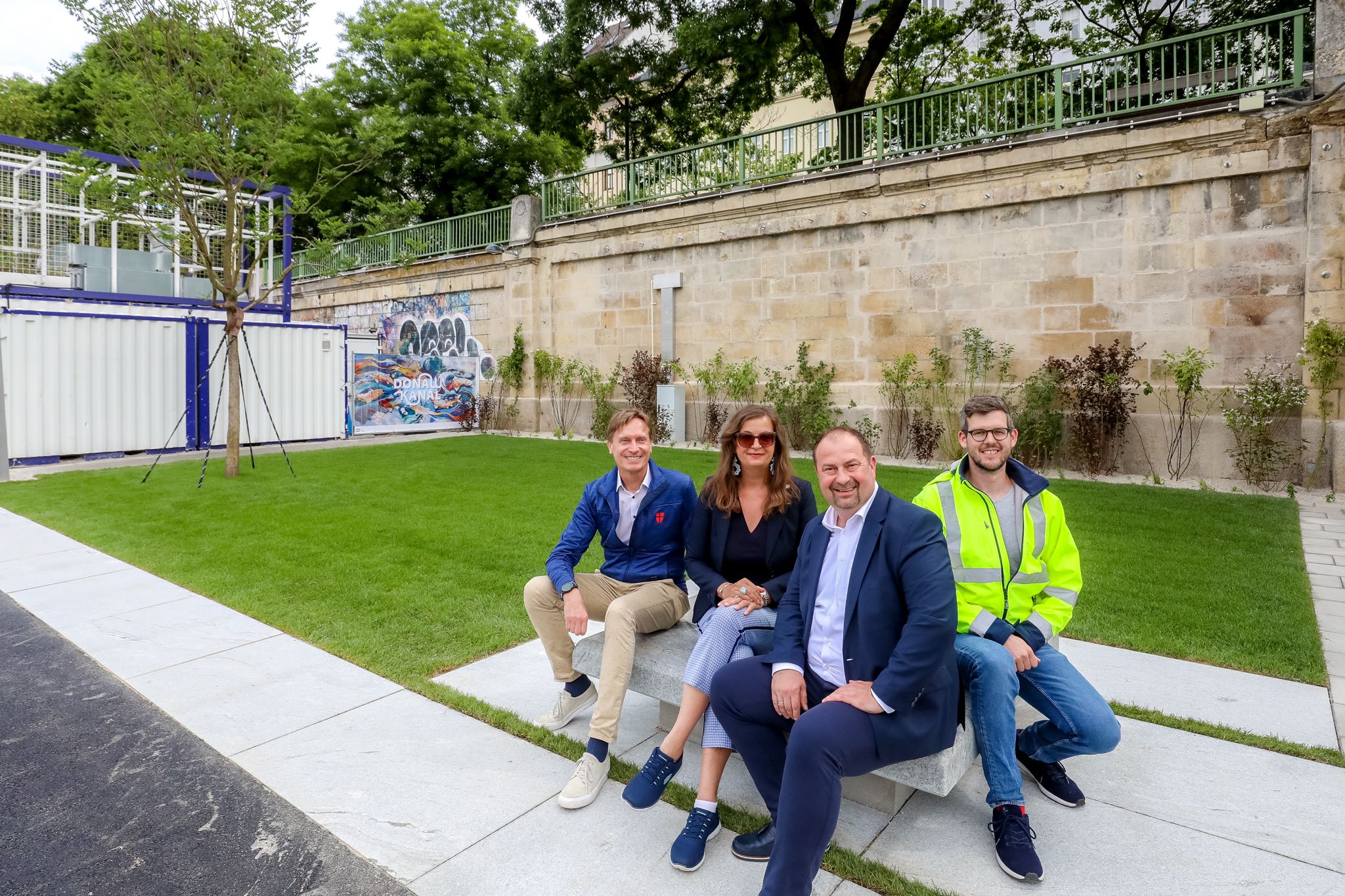 MA45-Leiter Gerald Loew, Stadträtin Ulli Sima (SPÖ), Bezirksvorsteher Alexander Nikolai (SPÖ) und Dominik Webel, Teamleiter Donaukanal bei der MA45 (v.l.) bei der Eröffnung des neuen Pocket Park am Donaukanal.