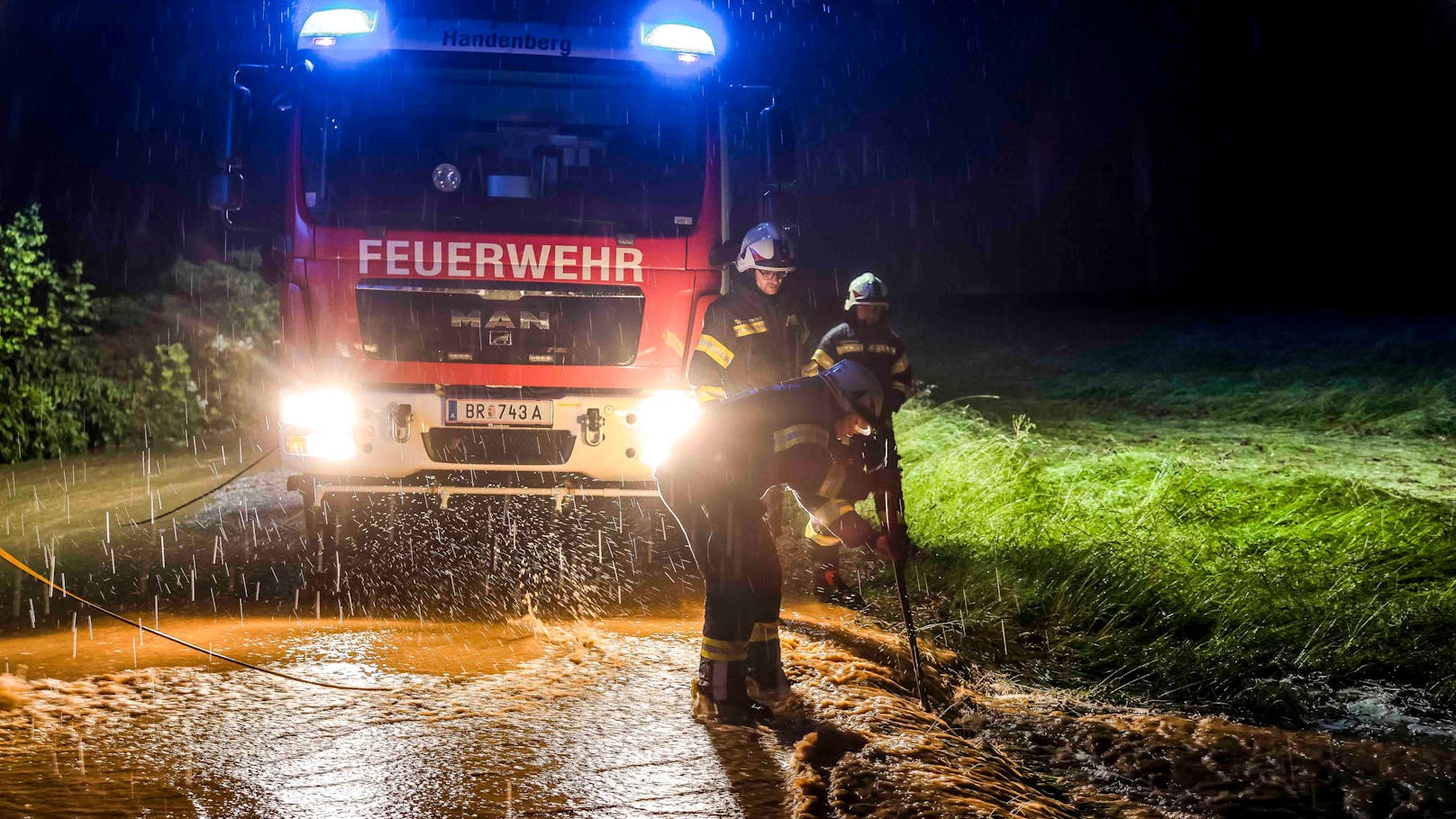 Kräftige Regenschauer haben Donnerstagabend und in der Nacht auf Freitag für gleich mehrere Einsätze in Oberösterreich gesorgt.