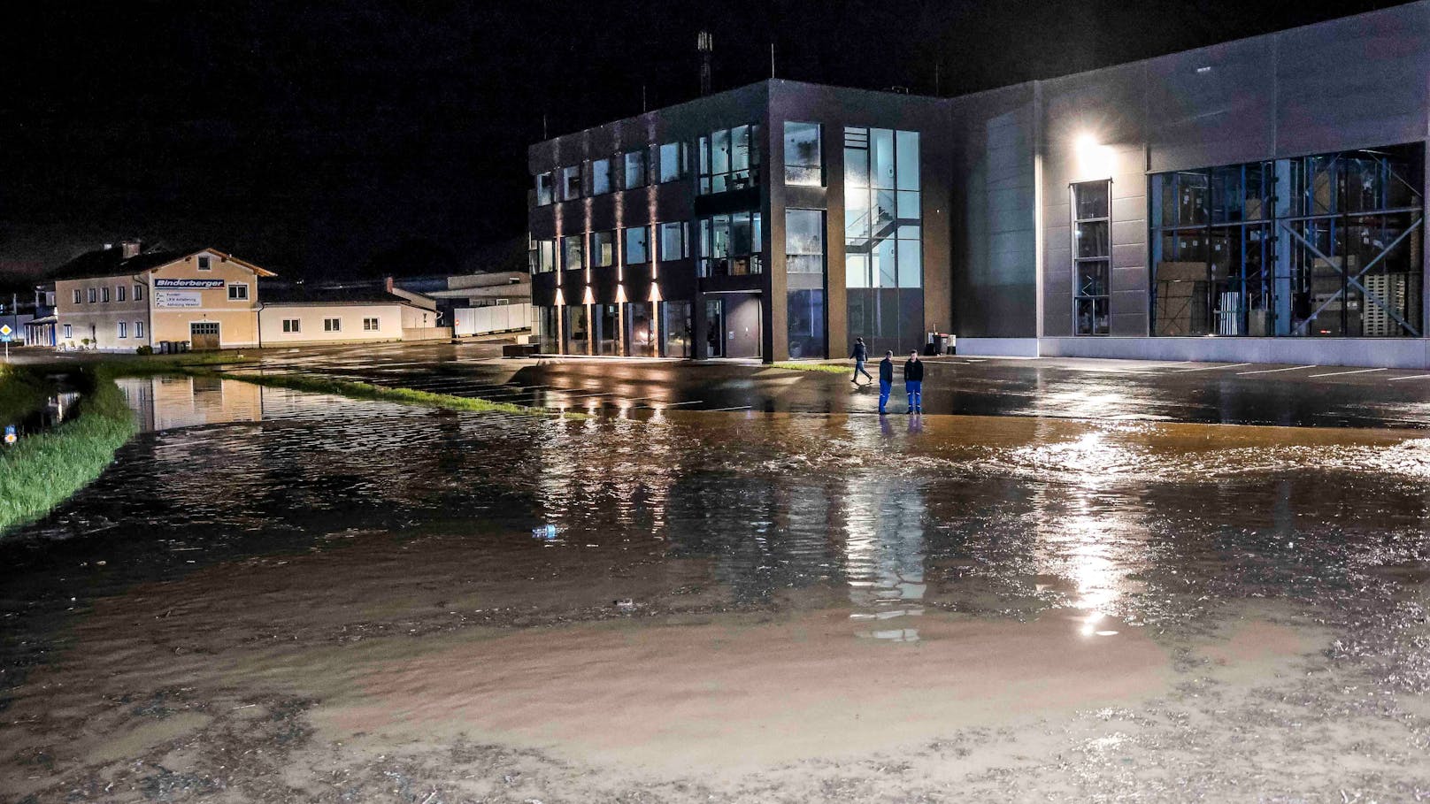 Kräftige Regenschauer haben Donnerstagabend und in der Nacht auf Freitag für gleich mehrere Einsätze in Oberösterreich gesorgt.