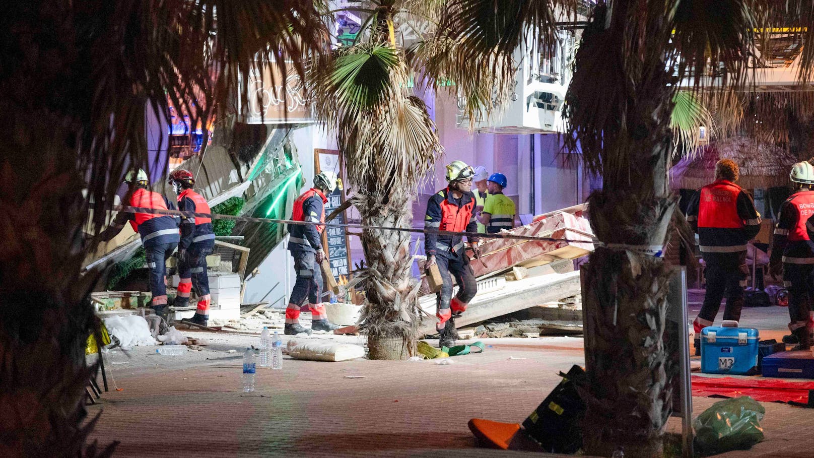 Mindestens vier Menschen haben auf der berühmten Playa de Palma Donnerstagnacht ihre Leben verloren. Ein Club war plötzlich eingestürzt.