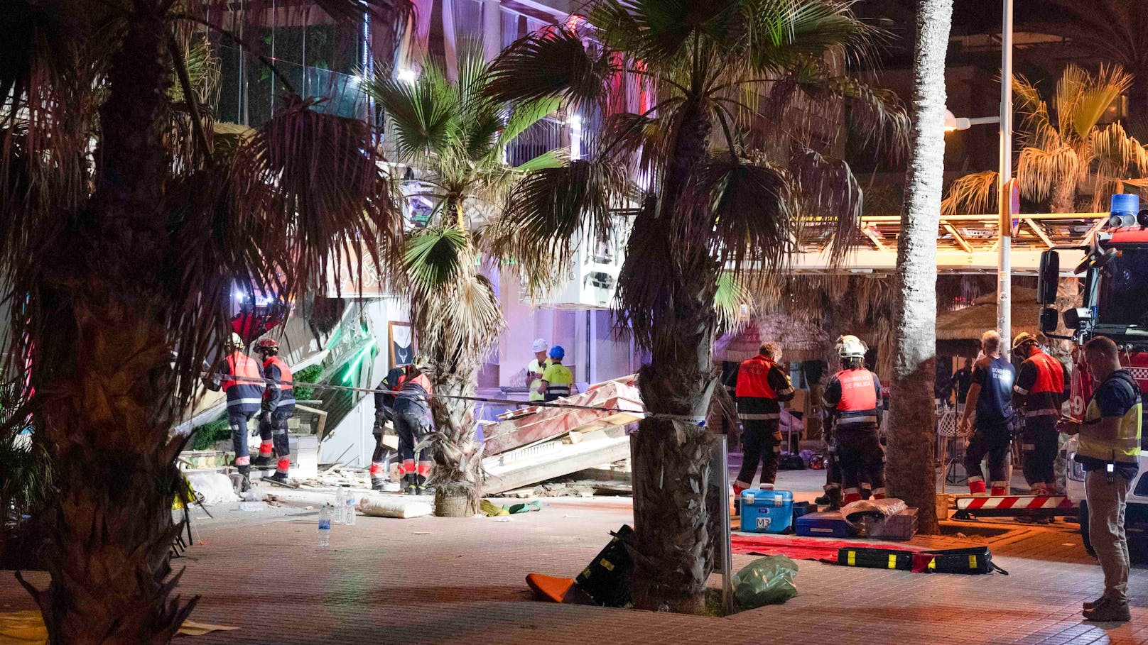 Mindestens vier Menschen haben auf der berühmten Playa de Palma Donnerstagnacht ihre Leben verloren. Ein Club war plötzlich eingestürzt.