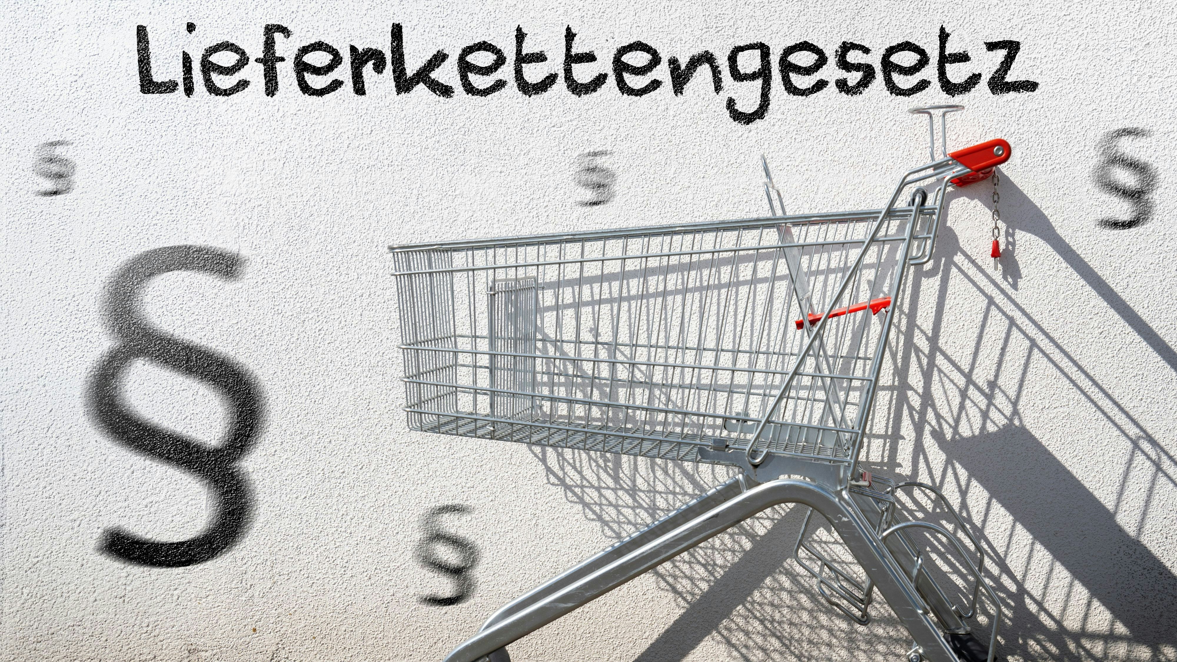 Download von www.picturedesk.com am 24.05.2024 (13:47).  Leerer Einkaufswagen an einer Wand mit Aufschrift: Lieferkettengesetz. FOTOMONTAGE - 20240316_PD3566 - Rechteinfo: Rights Managed (RM)