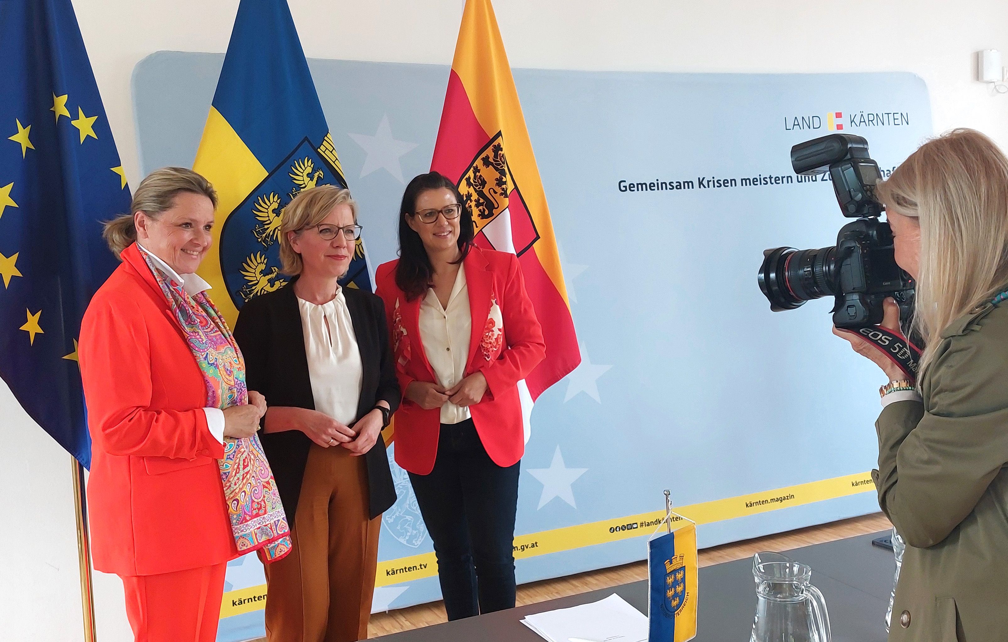 Landesrätin Susanne Rosenkranz (FPÖ), Umweltministerin Leonore Gewessler (Grüne) und Landesrätin Sara Schaar am Freitag anlässlich einer Pressekonferenz im Rahmen der Landesumweltkonferenz in Weissensee.