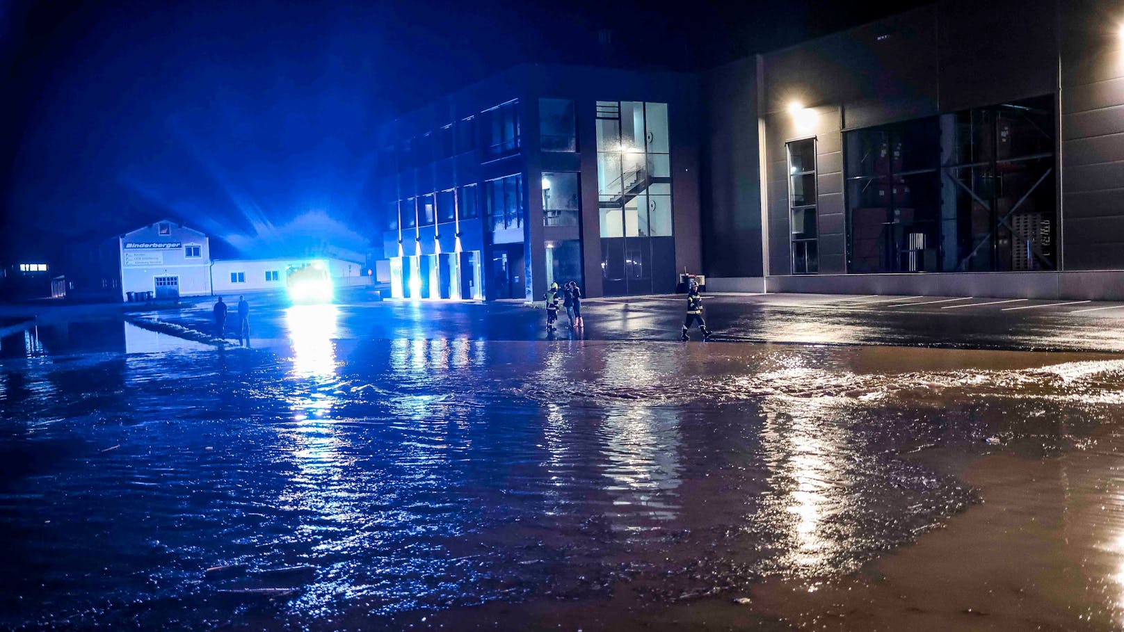 Kräftige Regenschauer haben Donnerstagabend und in der Nacht auf Freitag für gleich mehrere Einsätze in Oberösterreich gesorgt.