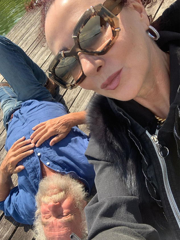 Christina "Mausi" Lugner und ihr neuer Partner Ernst Prost genießen einen Ausflug am See.