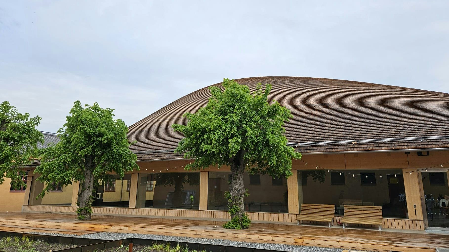 Das Dach des Holzbaus ist komplett asymmetrisch. Im Inneren befindet sich die hölzerne Kuppel - der eigentliche "Wisdome".