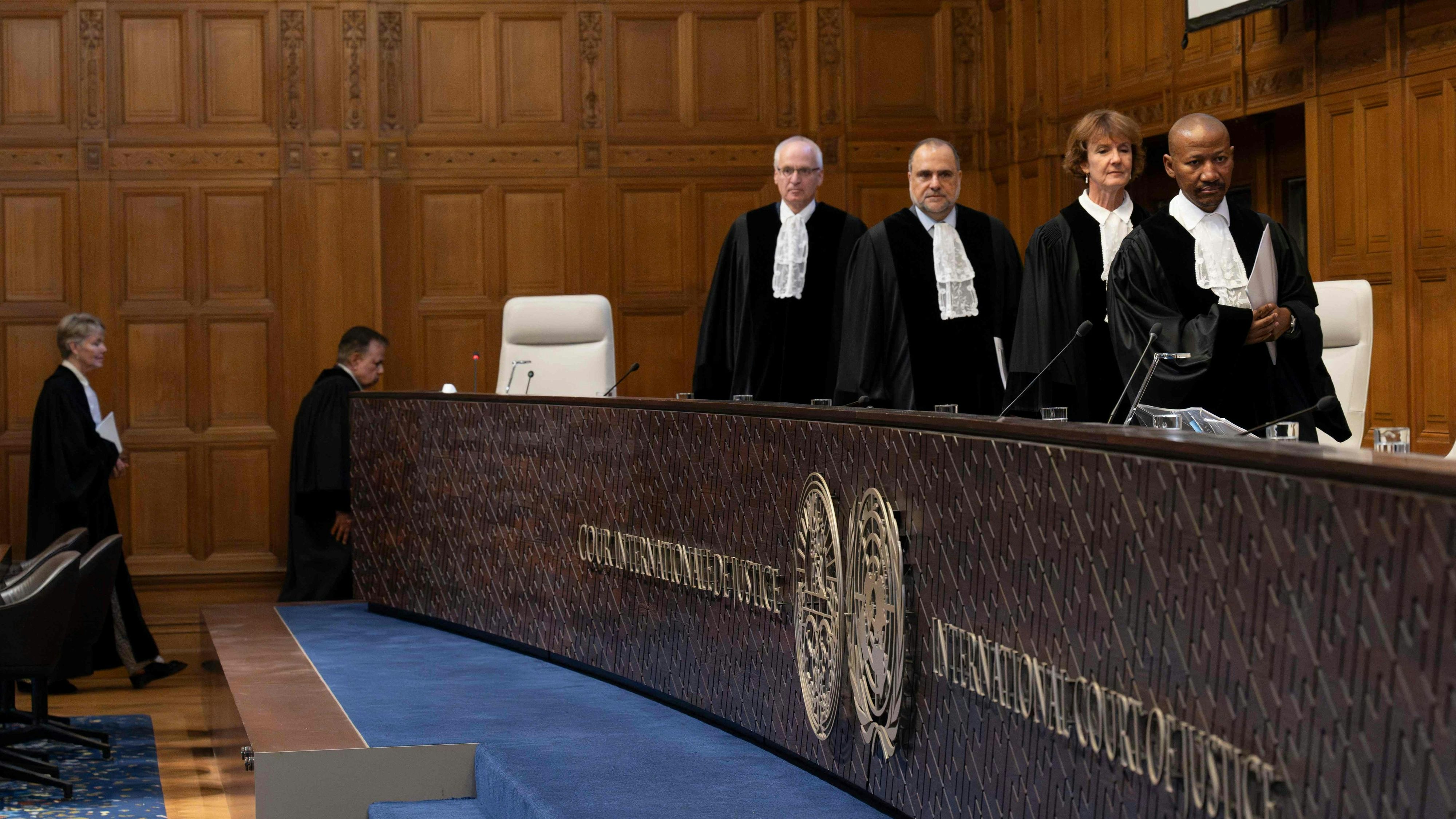 Download von www.picturedesk.com am 25.05.2024 (10:41).  Magistrates arrive at the International Court of Justice (ICJ) to hear South Africa's request for a Gaza ceasefire, in The Hague, on May 24, 2024, amid the ongoing conflict between Israel and the Hamas movement. Pretoria has urged the International Court of Justice to order an "immediate" stop to Israel's campaign, including in the southern area of Rafah, and facilitate access of humanitarian aid. (Photo by Nick Gammon / AFP) - 20240524_PD8835 - Rechteinfo: Rights Managed (RM) Nur für redaktionelle Nutzung! Werbliche Nutzung erfordert Freigabe: bitte schicken Sie uns eine Anfrage.