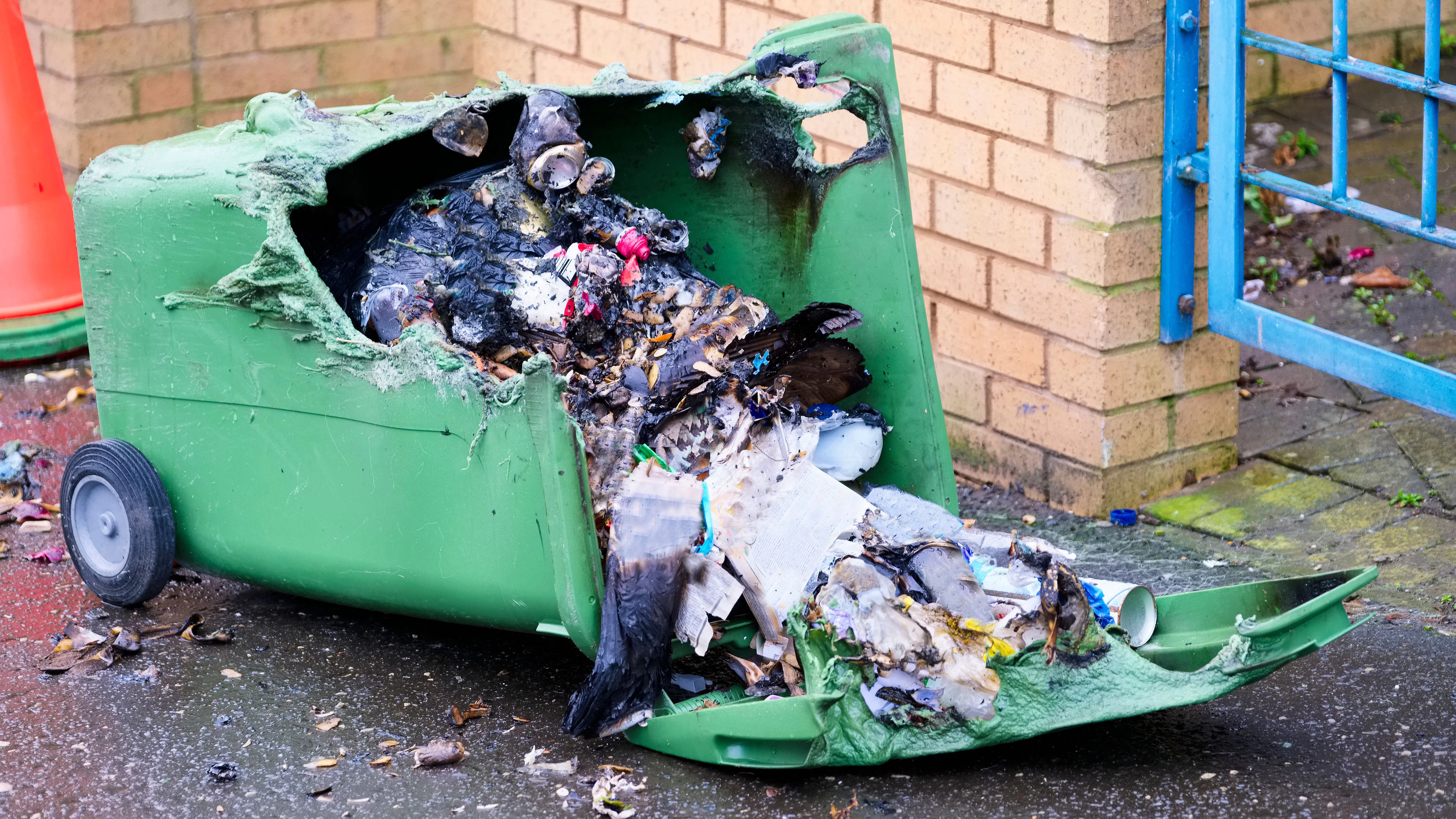 Die Unbekannten legen das Feuer meist in Müllcontainern. (Symbolfoto)