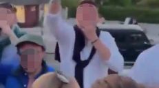 An der Szene ist auffällig, dass das Äussere der Feiernden nicht dem Klischee rechtsgerichteter Protestwähler aus Ostdeutschland entsprechen will.