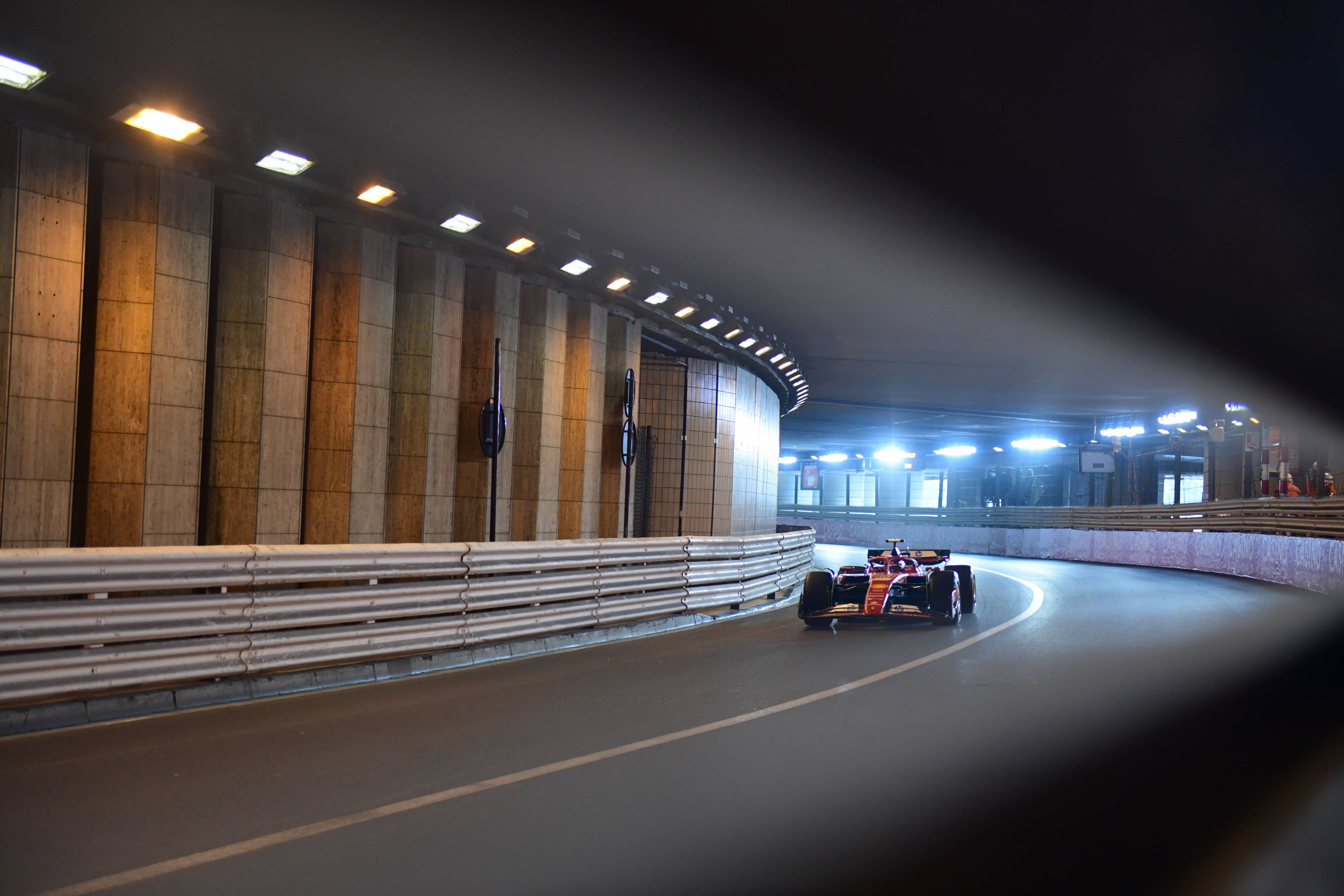 Leclerc rast durch den legendären Tunnel