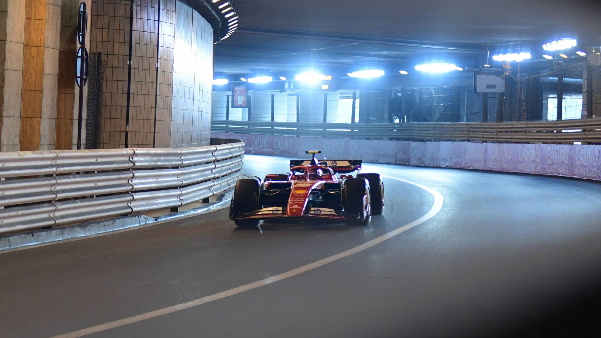 Leclerc rast durch den legendären Tunnel