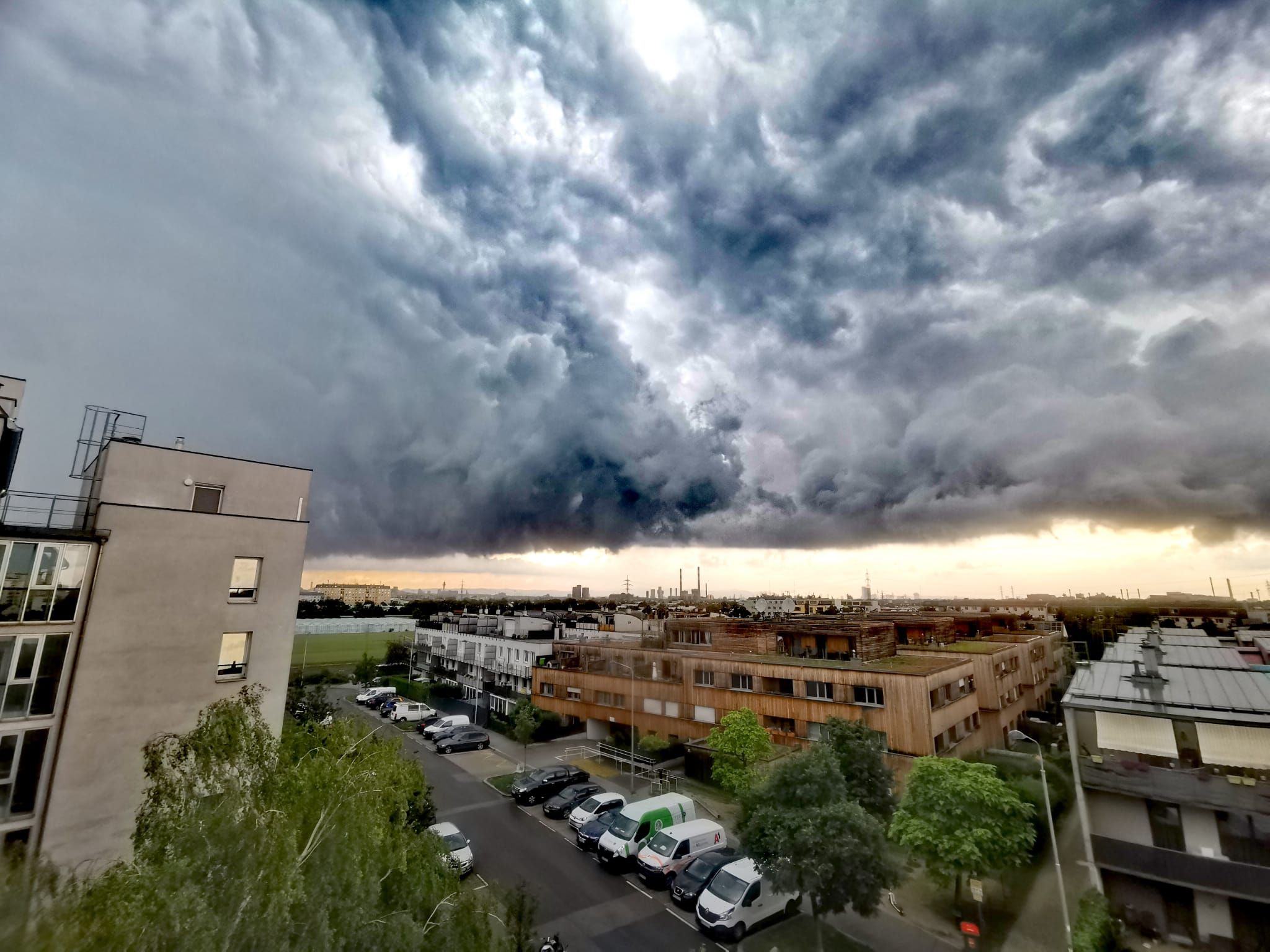 Alexandra schickte das Foto kurz vor dem Unwetter aus Wien-Simmering.
