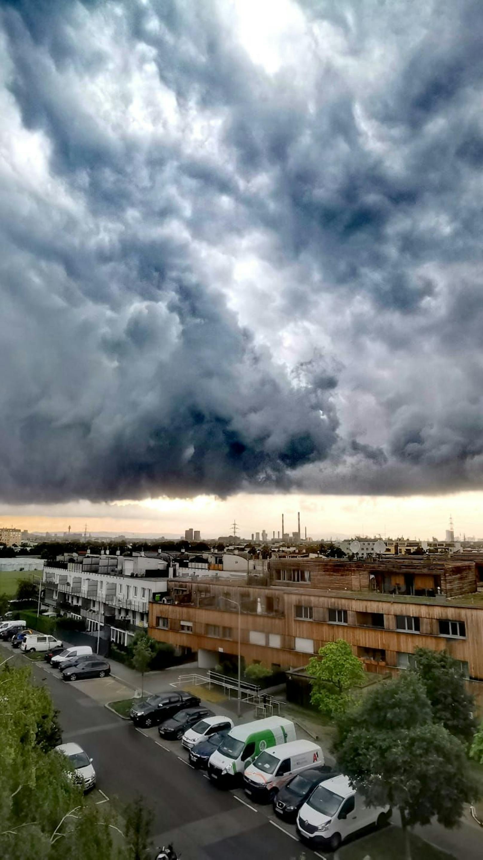 Schweres Unwetter wütet über Wien, Straßen unter Wasser