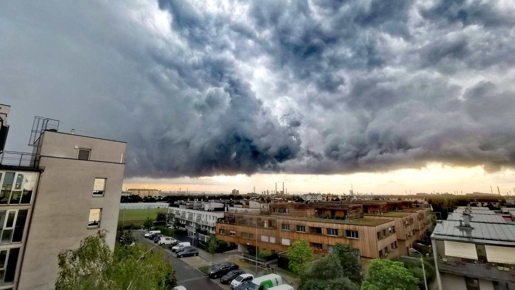 Alexandra schickte das Foto kurz vor dem Unwetter aus Wien-Simmering.