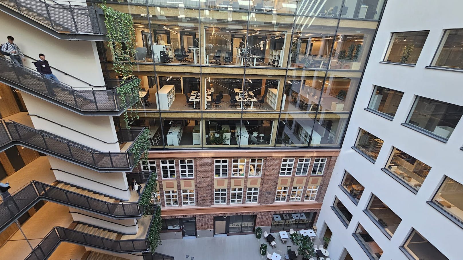 Der Bürokomplex "Trikafabriken" zeigt, wie eine alte Fabrik mit Holz in einen modernen, nachhaltigen Arbeitsplatz verwandelt werden kann.
