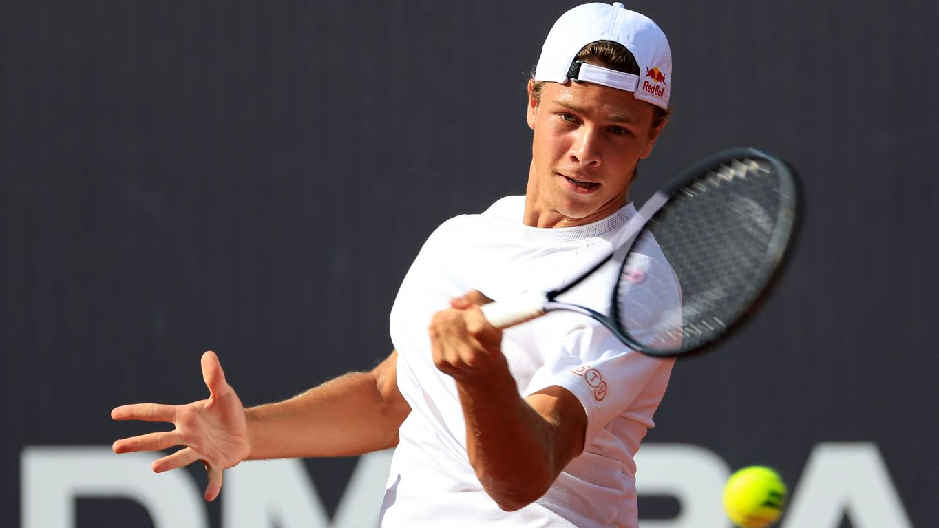 Heute.at - Schwärzler wehrt im Tennis-Krimi sieben Matchbälle ab