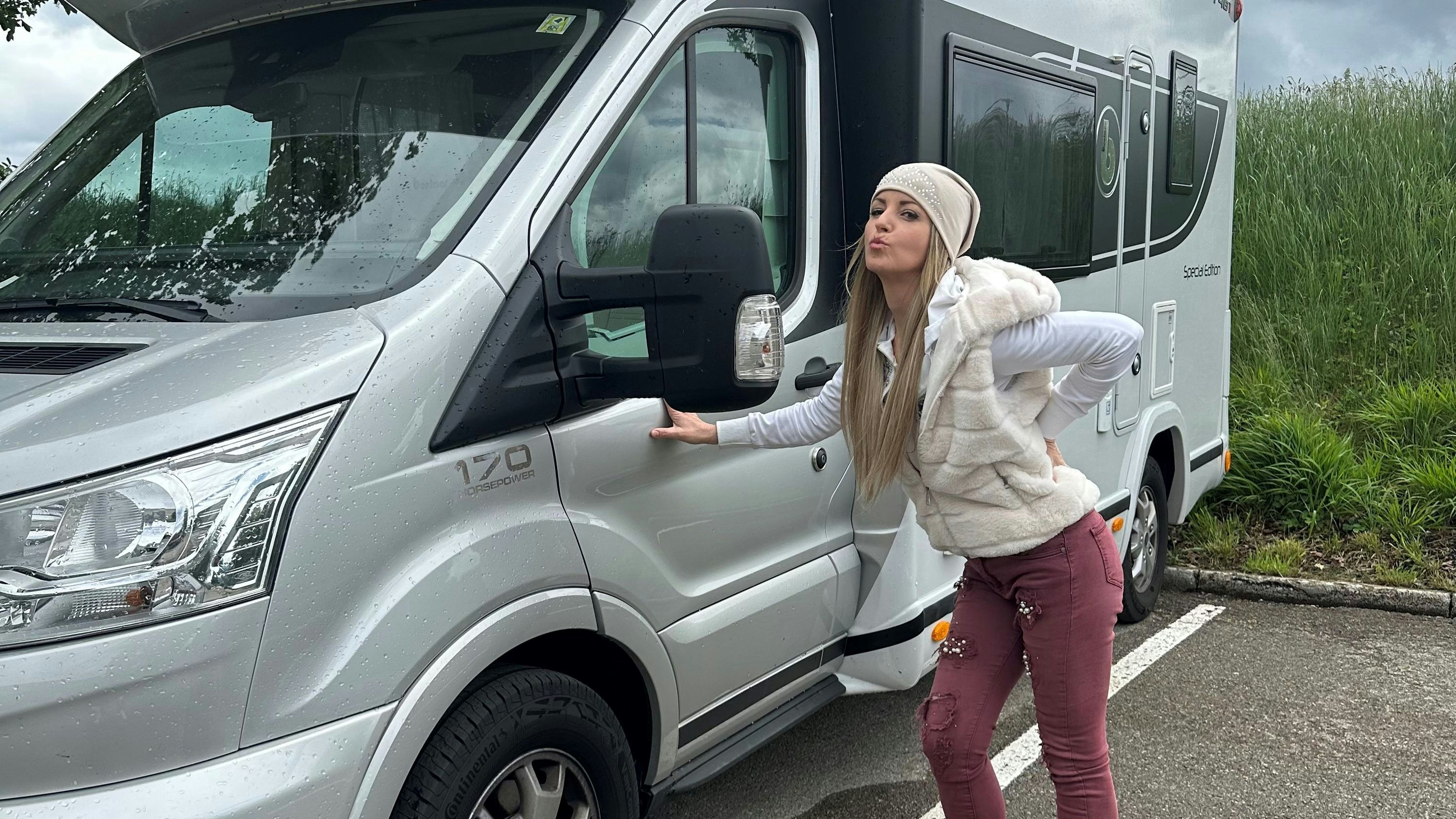 Im Camper touren Misha und Philipp von Auftritt zu Auftritt.