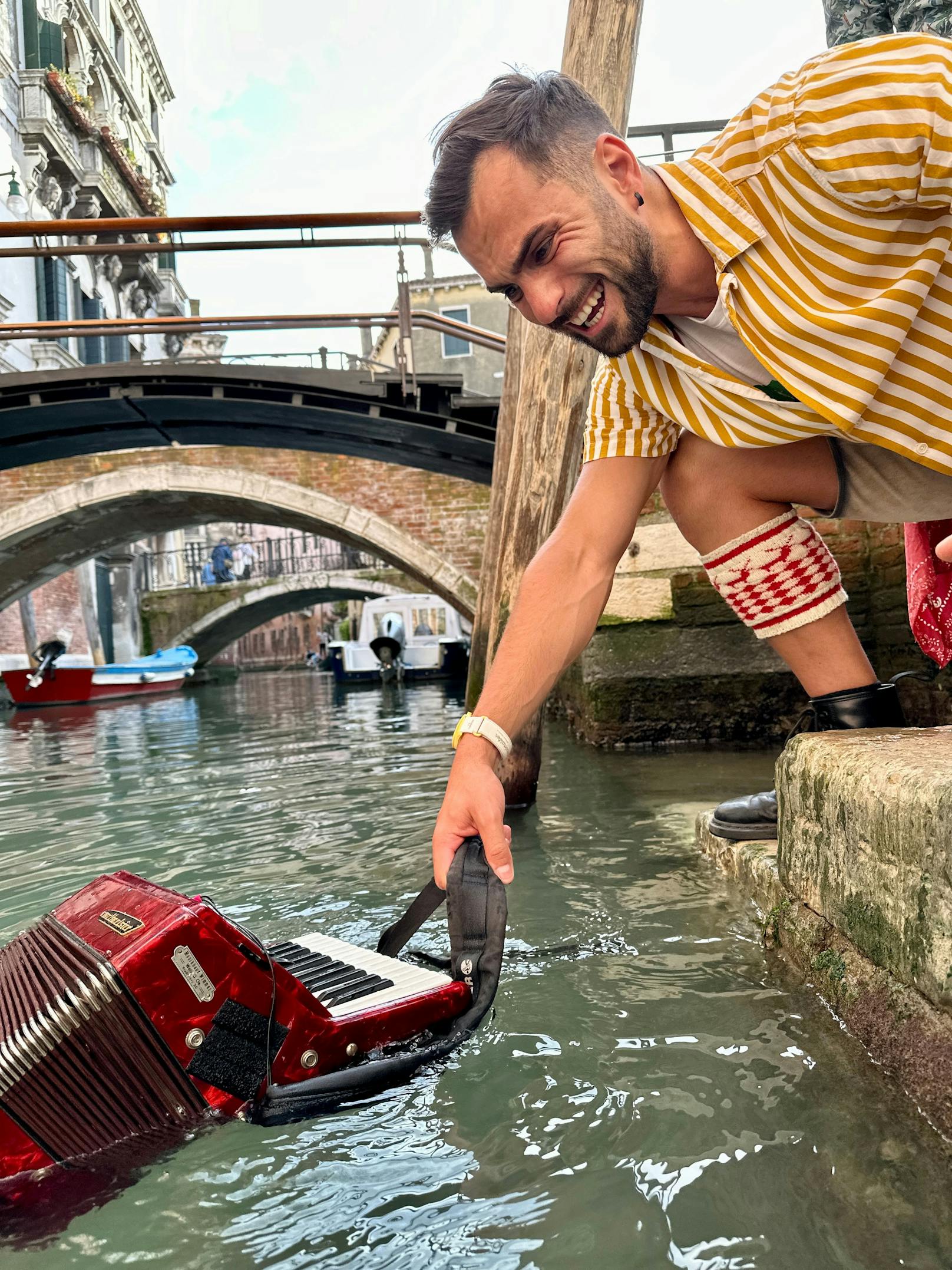 Mit vereinten Kräften konnten die fünf "Beach-Boys in Lederhosen" das gute Stück zwar aus dem Kanal fischen. Im Bild: Frontmann und Ex-"Mister Austria" <strong>Philipp Rafetseder.</strong>