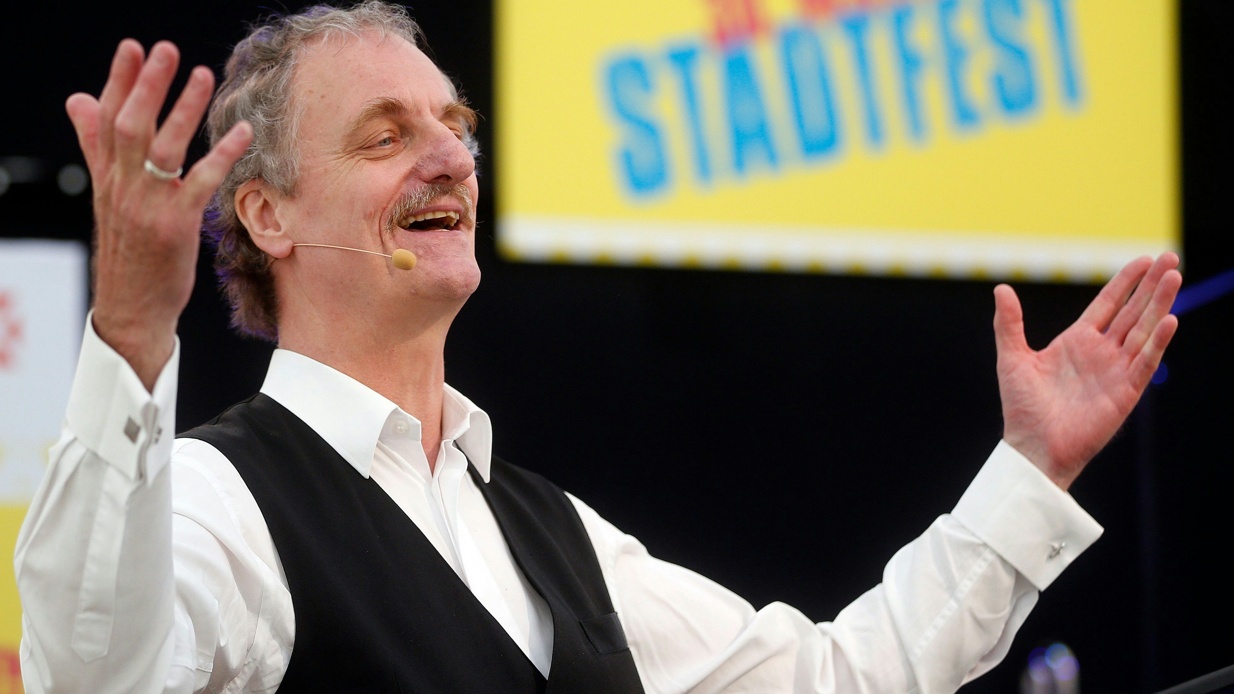 Download von www.picturedesk.com am 25.05.2024 (16:24).  APA12583766 - 03052013 - WIEN - ÖSTERREICH: Der Musikkomiker Wolfgang "Bamschabl" Katzer eröffnete am Freitag, 03. Mai 2013, mit seinem Programm das 30. Wiener Stadtfest. APA-FOTO: GEORG HOCHMUTH - 20130503_PD1289 - Rechteinfo: Rights Managed (RM)