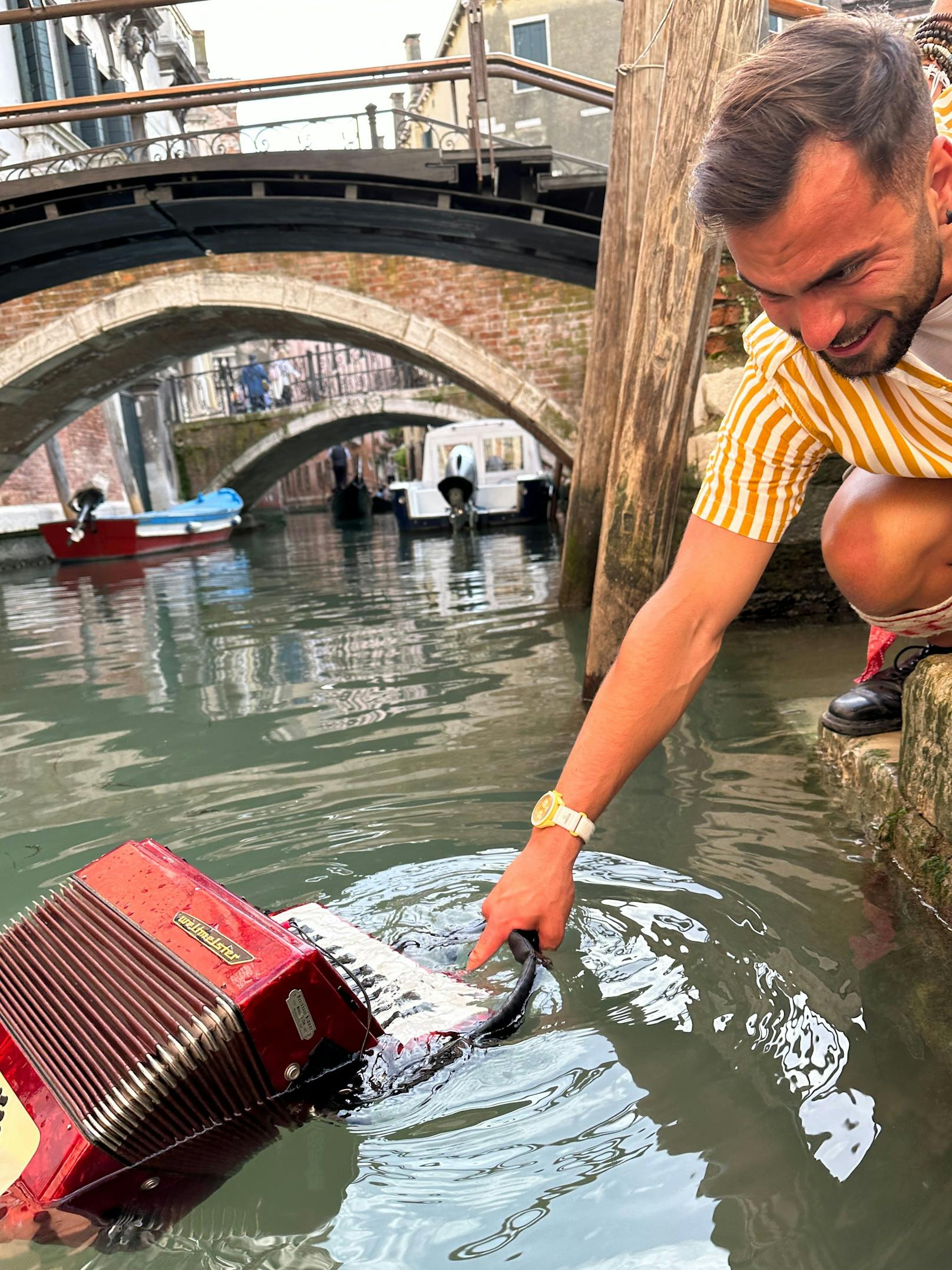 Doch in einem kurzen Moment der Unachtsamkeit fiel ihr teures Weltmeister-Akkordeon von der Brücke ins Wasser. Versenkt!