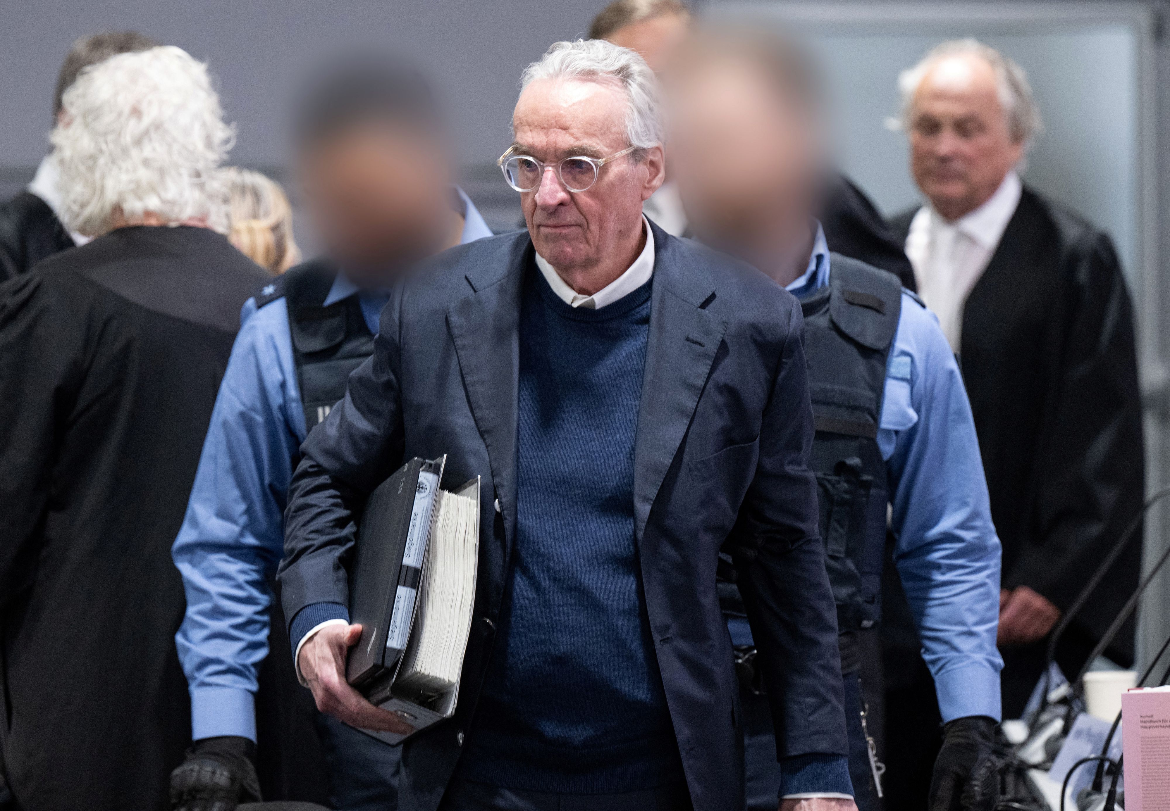 Der Hauptangeklagte Heinrich XIII. Prinz Reuss mit seinen Verteidigern im Prozess gegen die mutmaßliche 