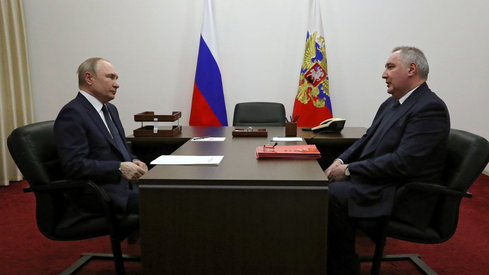 Wladimir Putin bei einem Treffen mit Dmitri Rogosin im April 2022. Rogosin war von 2008 bis 2011 ständiger Vertreter Russlands bei der NATO.