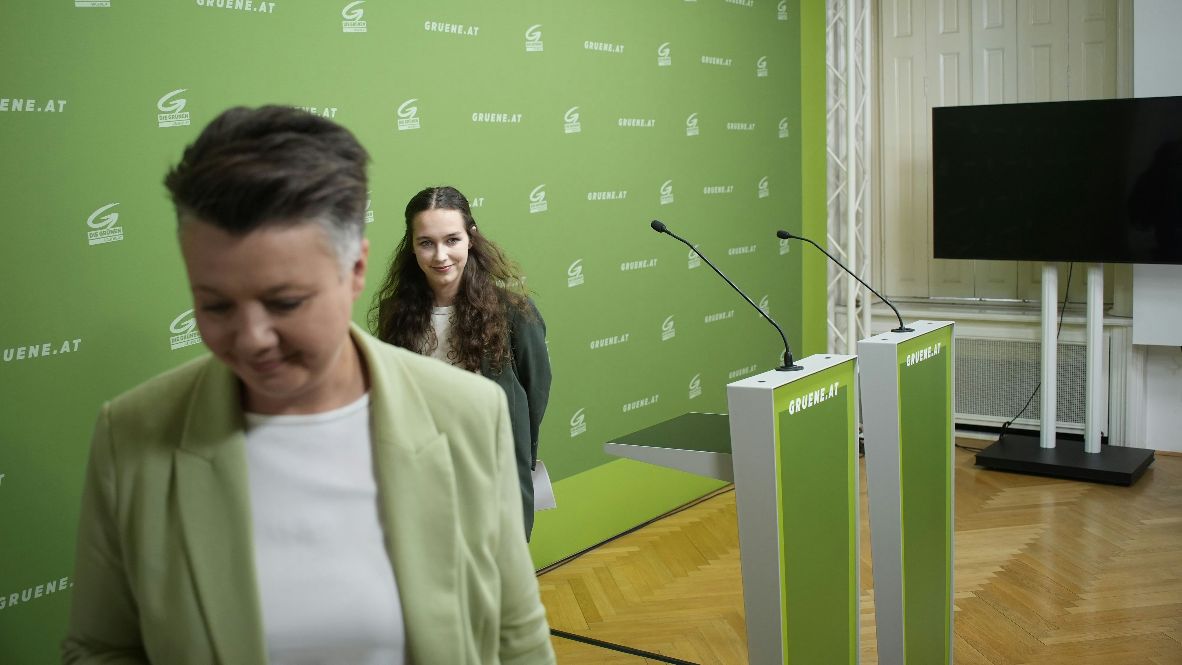 Denkwürdige Pressekonferenz: Grünen-Generalsekretärin Olga Voglauer mit Lena Schilling