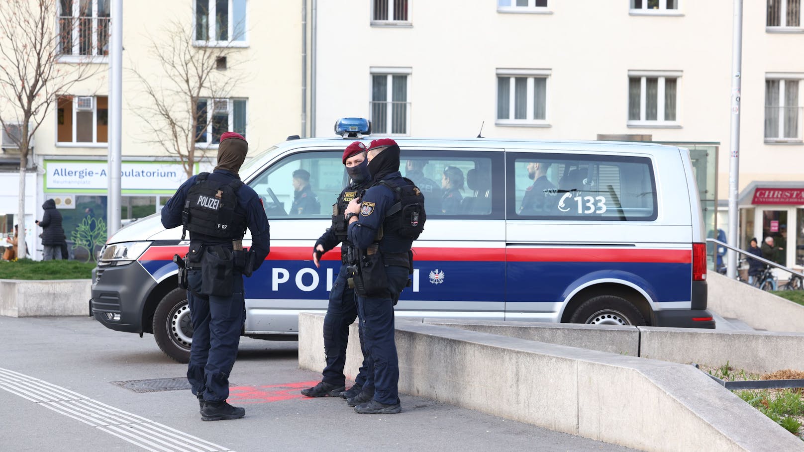 Messer-Attentat auf Polizisten mitten in Wien-Favoriten