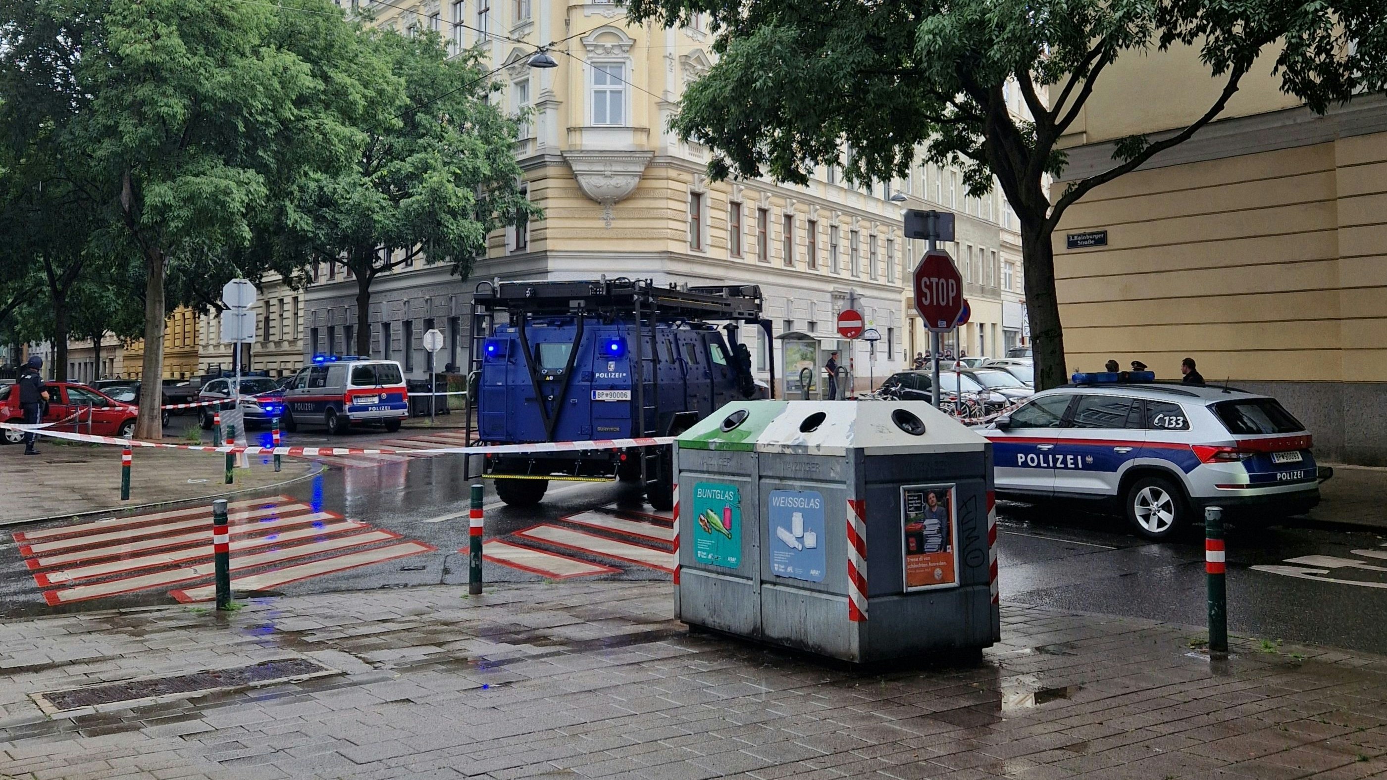 Die WEGA ist mit ihrem gepanzerten "Survivor" vor Ort.