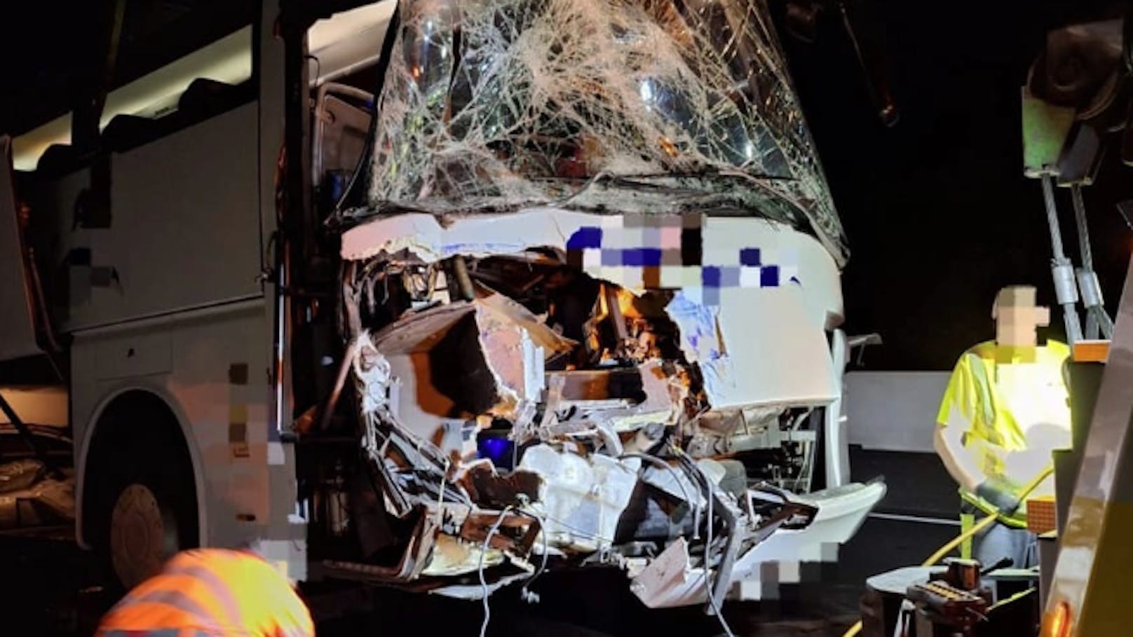 Reisebus rast auf A2 in Lastwagen – Kind (9) verletzt
