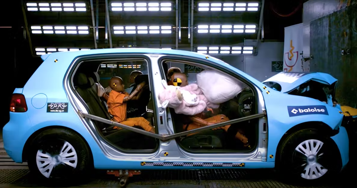 Kinder sollten im Auto bis zum vollendeten dritten Lebensjahr immer auf rückwärts gerichteten Kindersitzen sitzen.