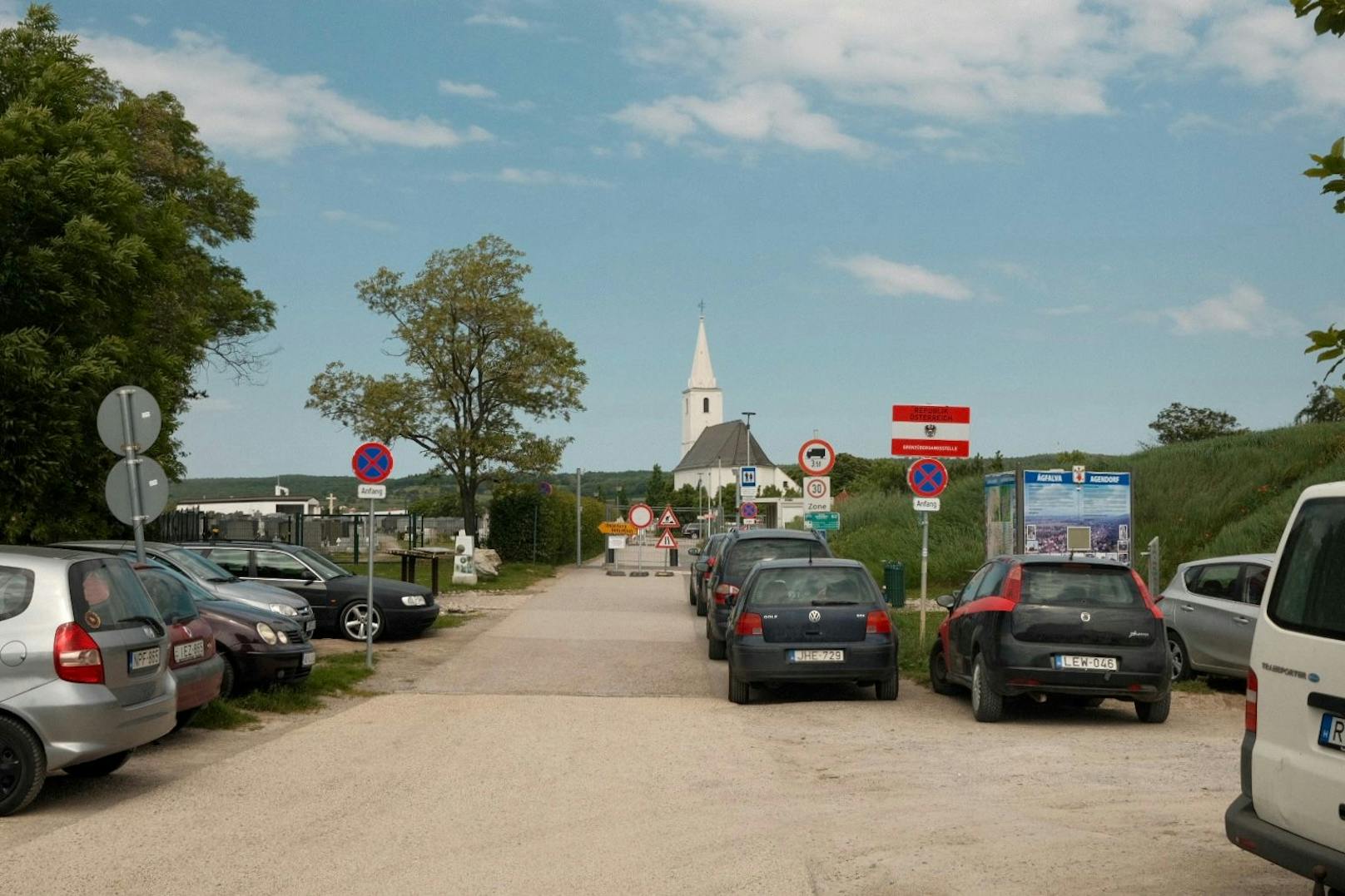 Autos parken an beiden Seiten des Übergangs.