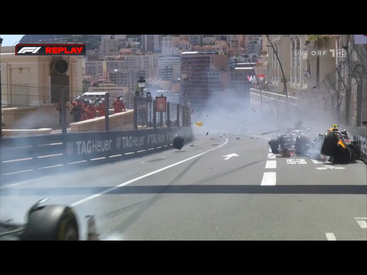 Sergio Perez schlägt brutal in der Mauer ein.