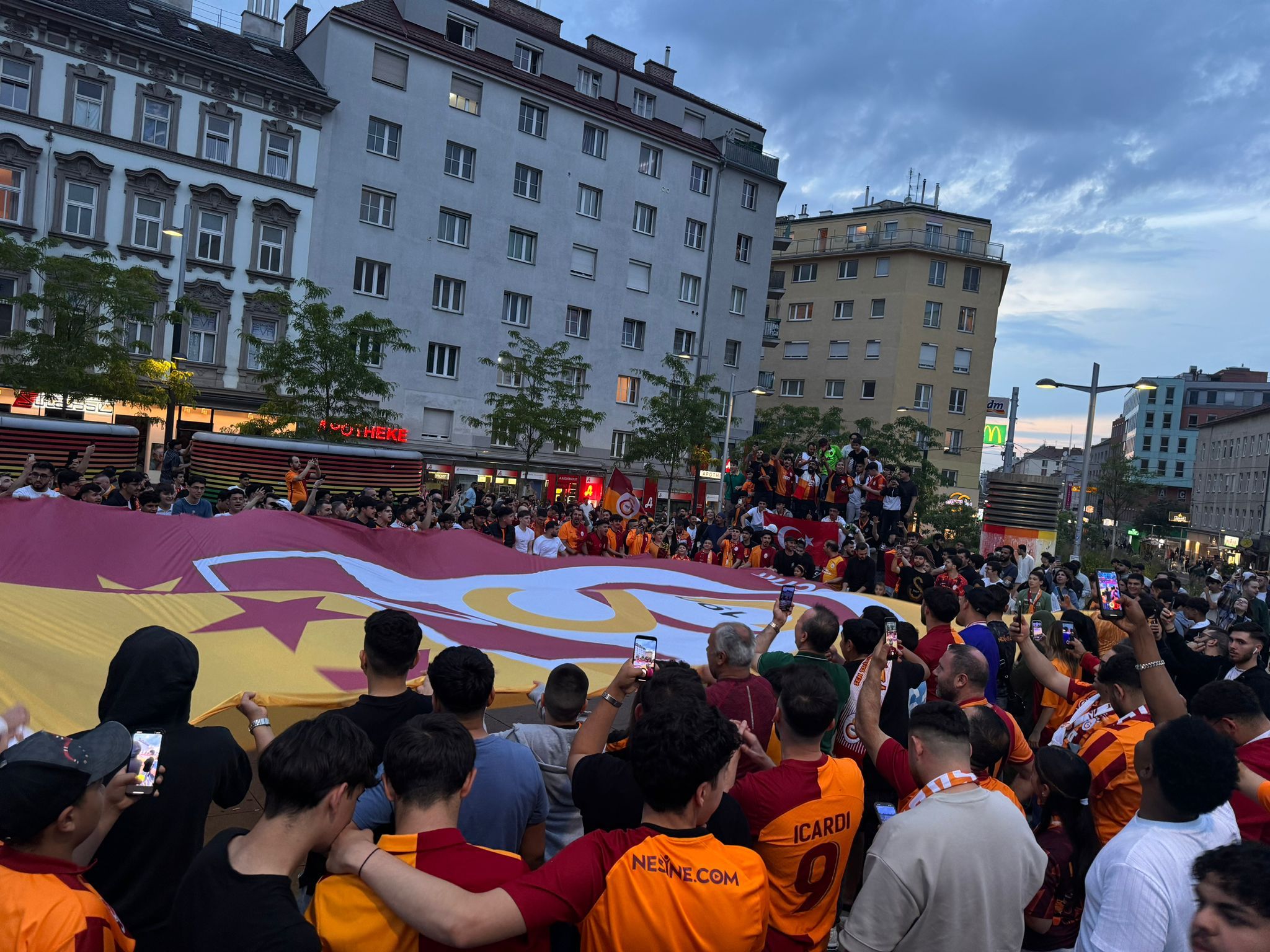 Fan-Aufmarsch am Reumannplatz in Wien-Favoriten.