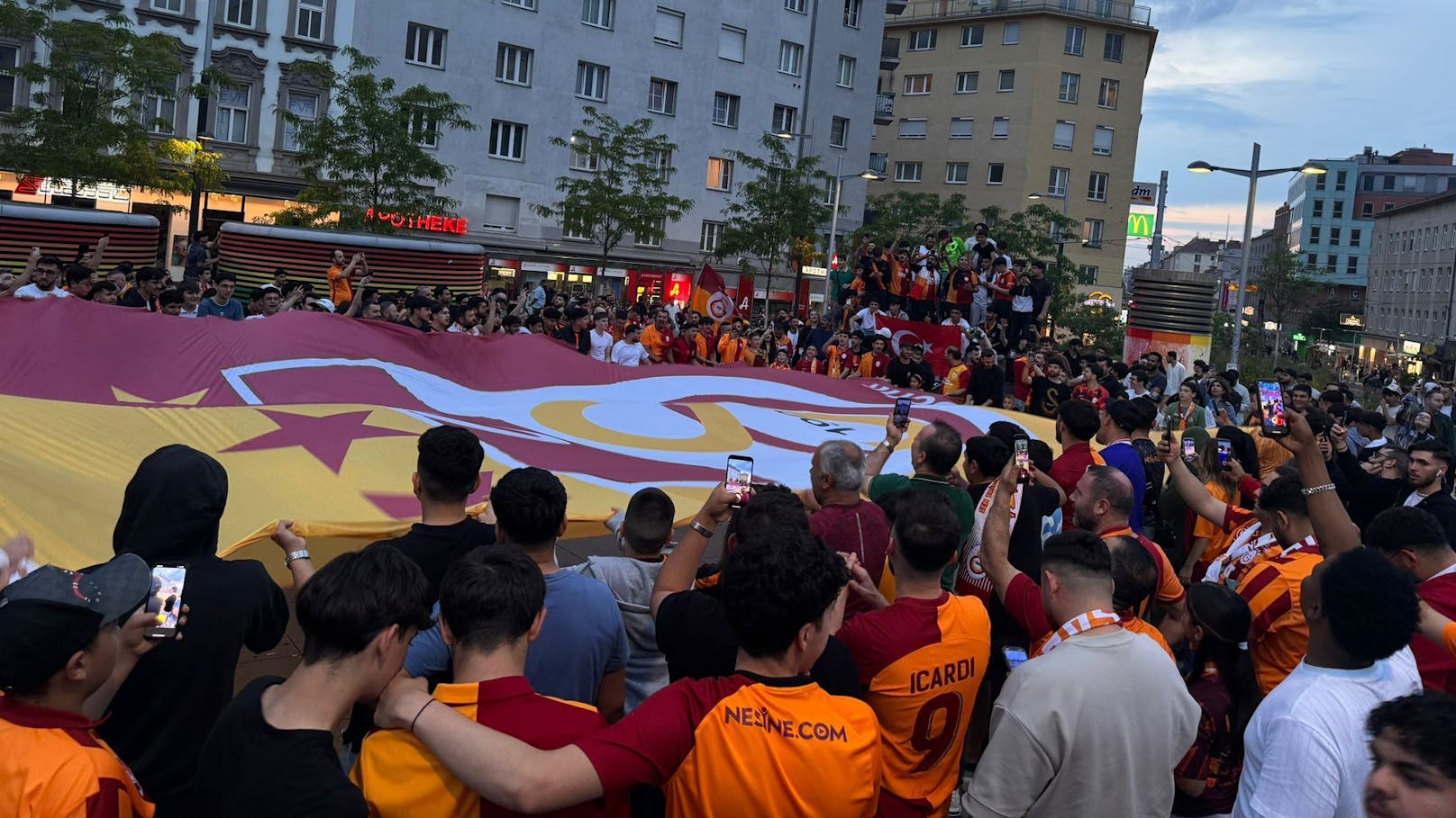 Hunderte stürmen Reumannplatz nach türkischem Liga-Sieg