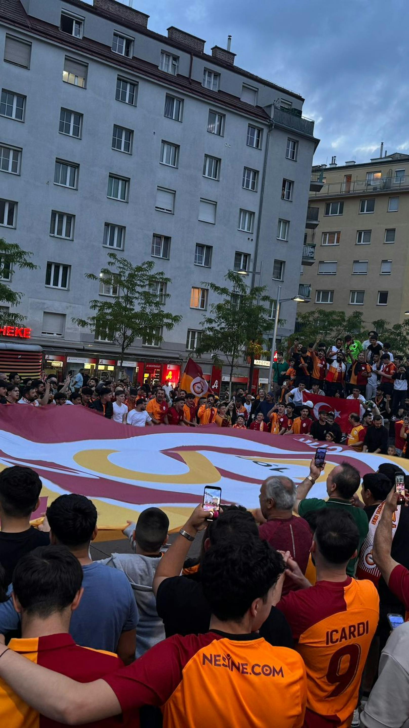 Hunderte stürmen Reumannplatz nach türkischem Liga-Sieg