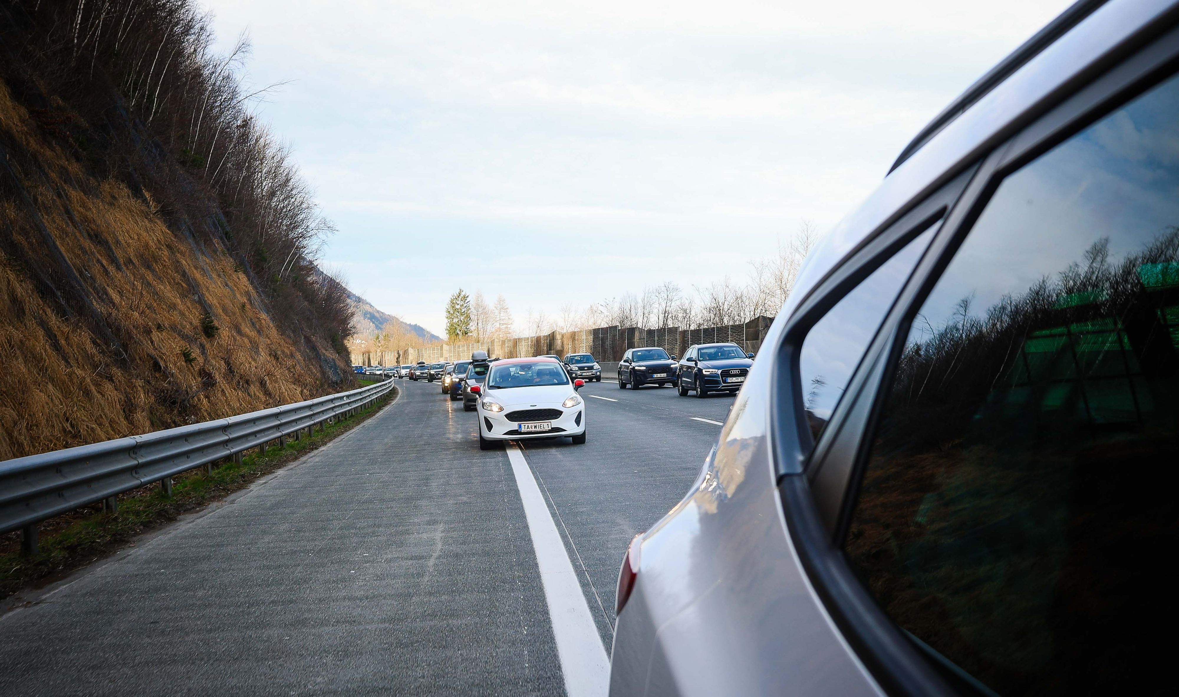 Auf der Tauernautobahn kam es zu einem brutalen Angriff auf einen Autolenker.