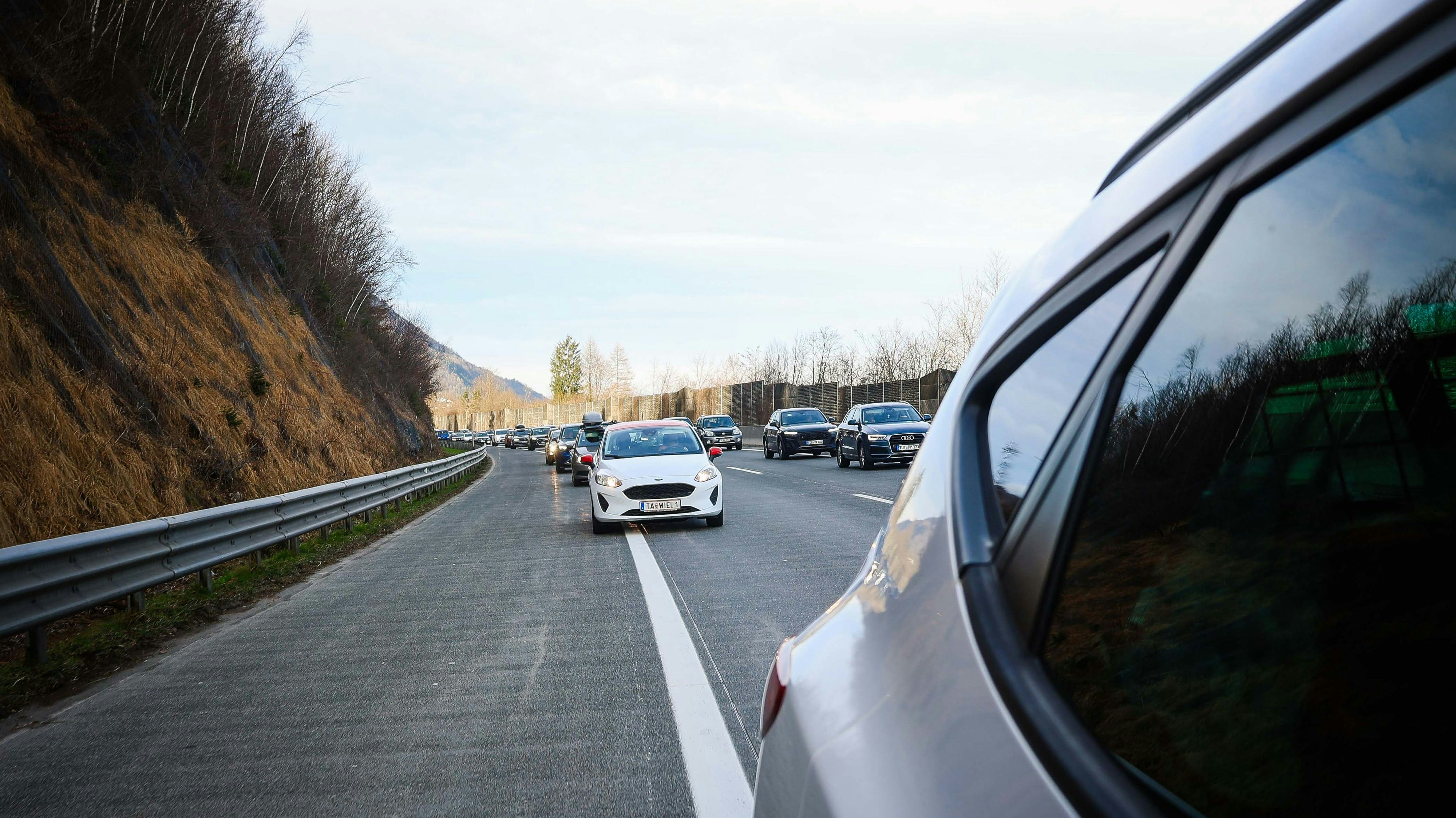 Auf der Tauernautobahn kam es zu einem brutalen Angriff auf einen Autolenker.