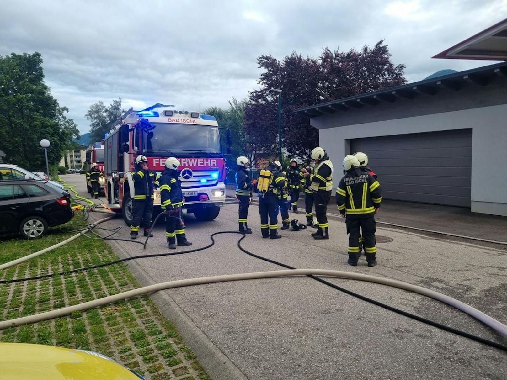 In Bad Ischl brannte es in einem Mehrfamilienhaus. Nun wurde ein Verdächtiger gefasst.
