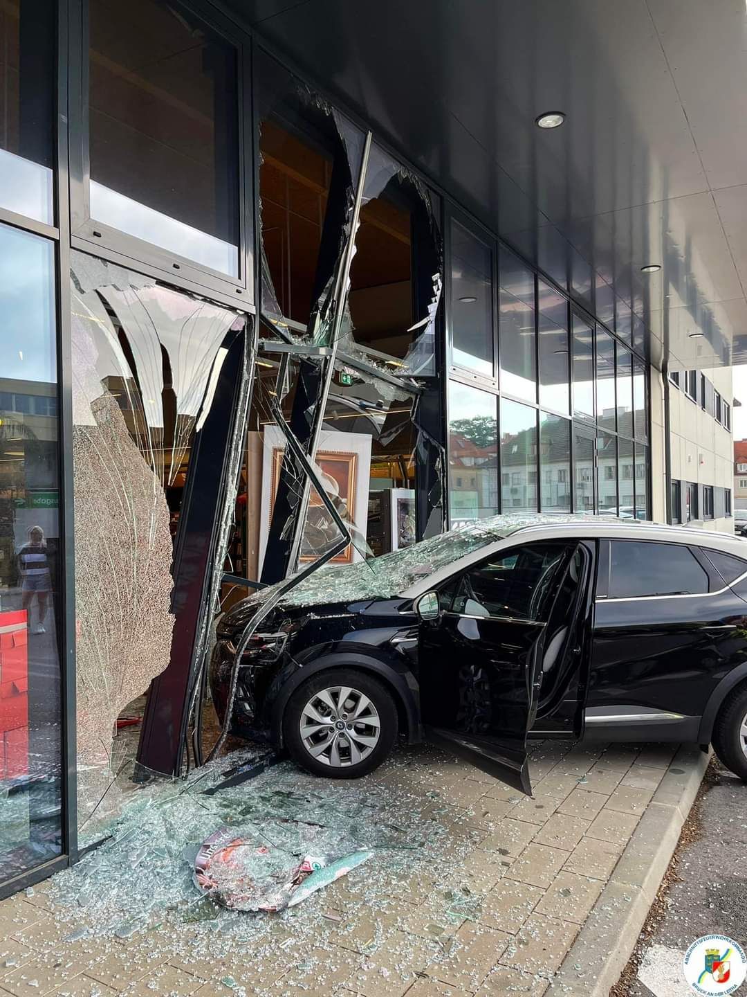 Pkw krachte in Supermarkt-Glasfront.
