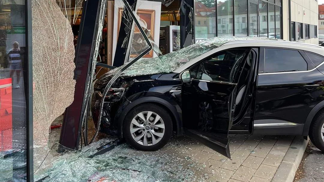 Pkw krachte in Supermarkt-Glasfront