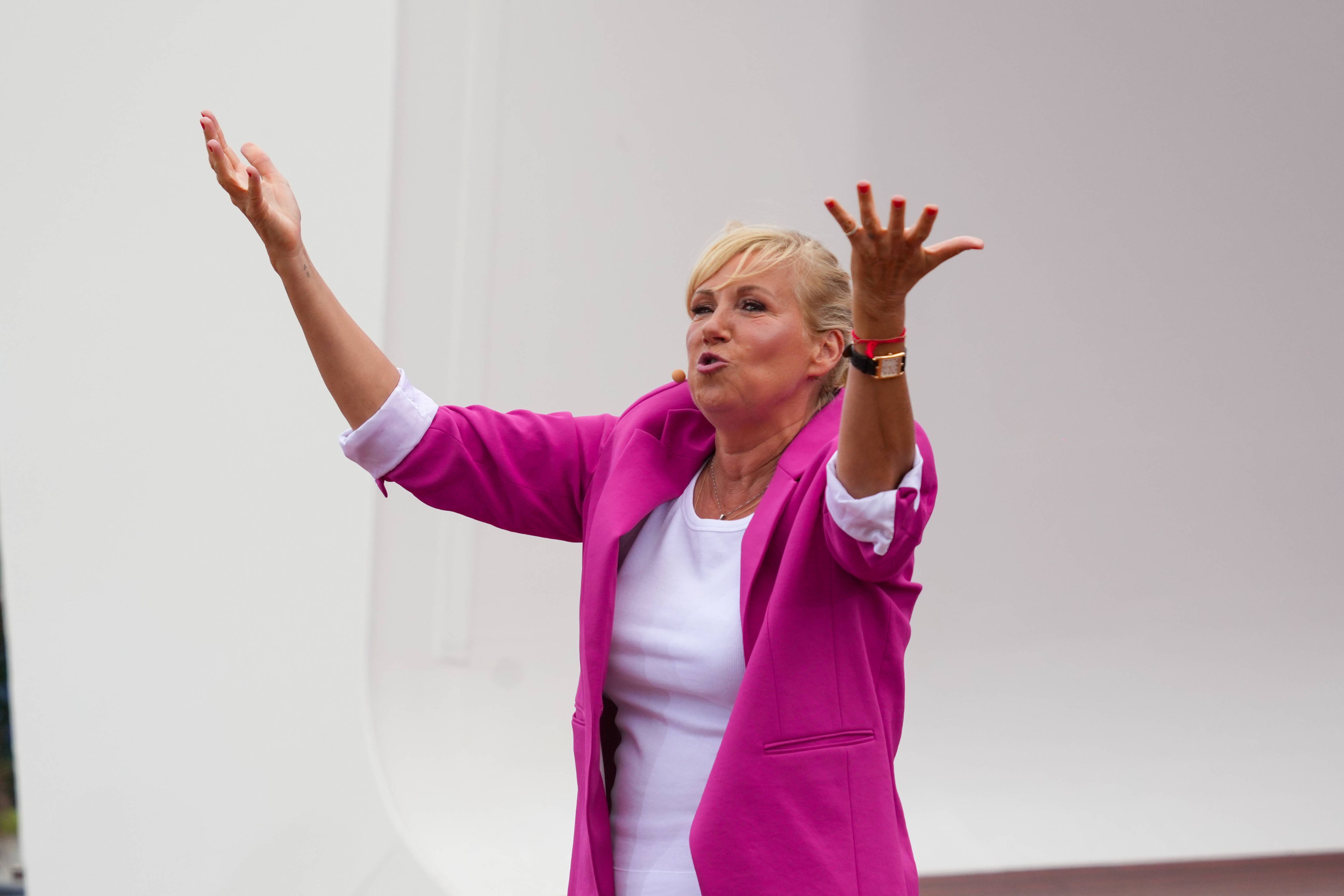 Andrea Kiwi Kiewel lud einen Männerchor in ihren Fernsehgarten.