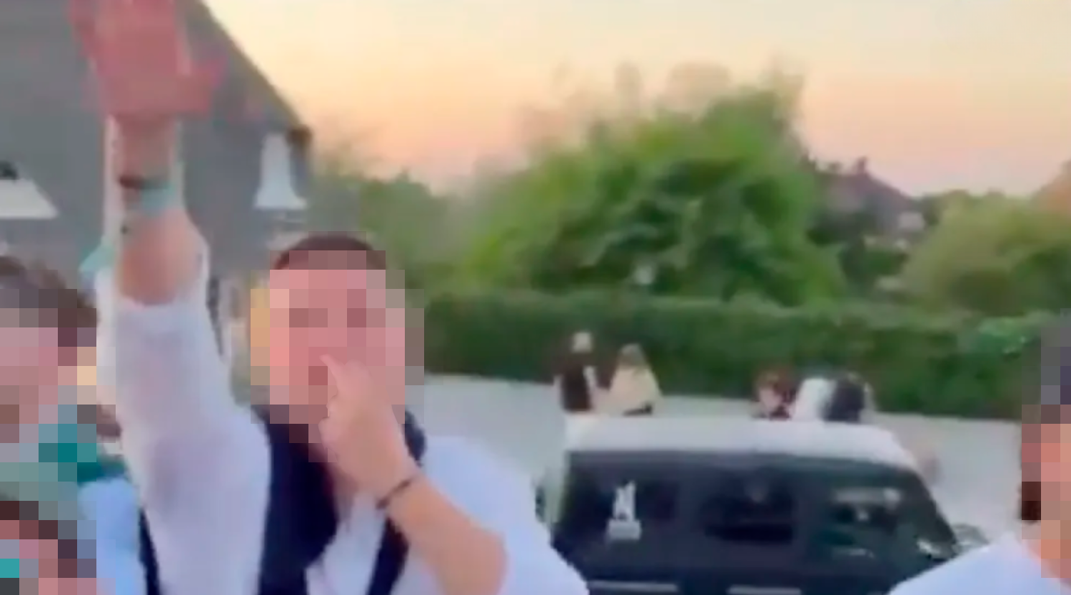 Lediglich der Mann, der einen Hitlergruß andeutete und einen Hitler-Bart formte, muss mit Konsequenzen rechnen.