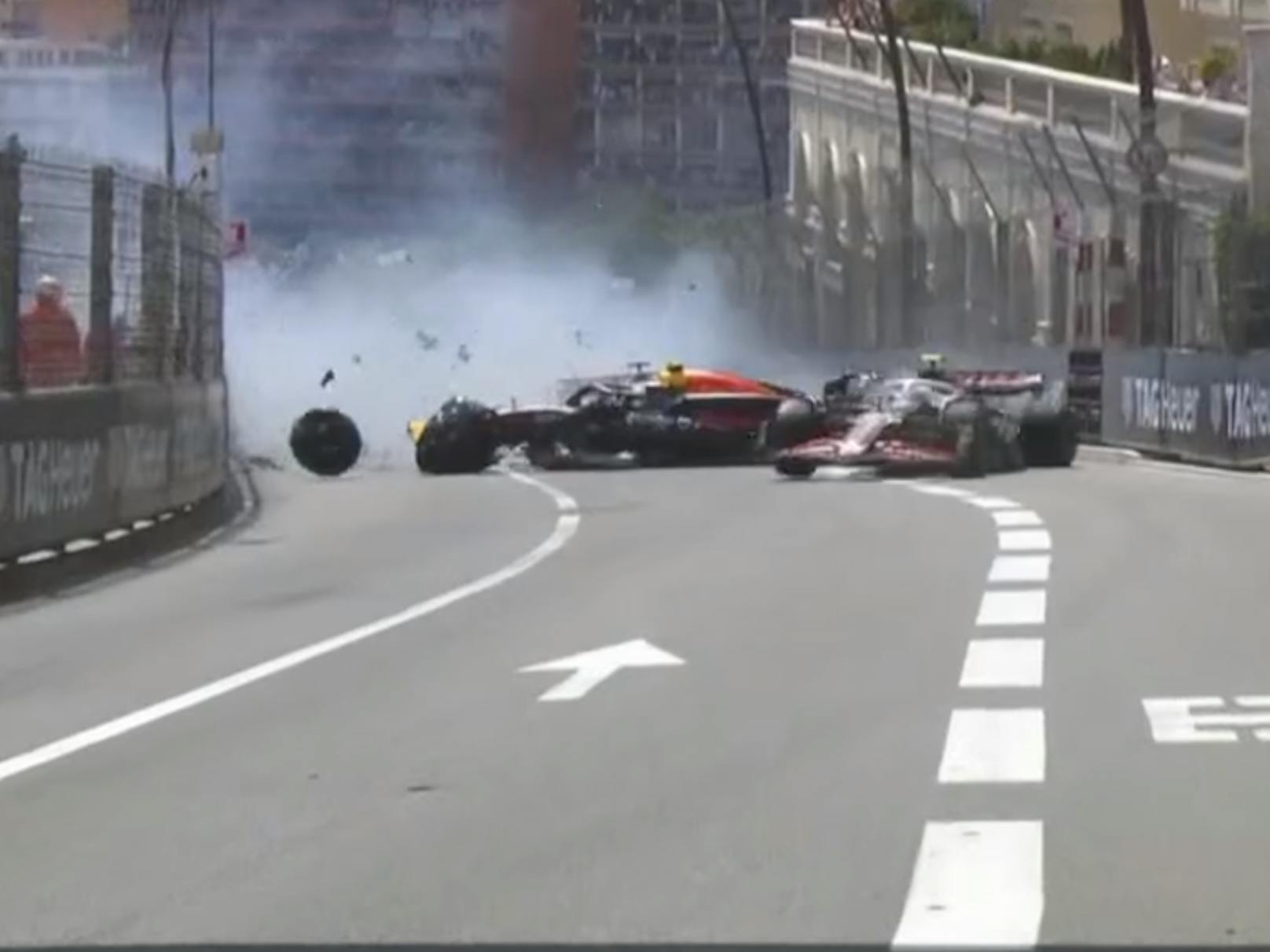 Sergio Perez schlägt brutal in der Mauer ein.