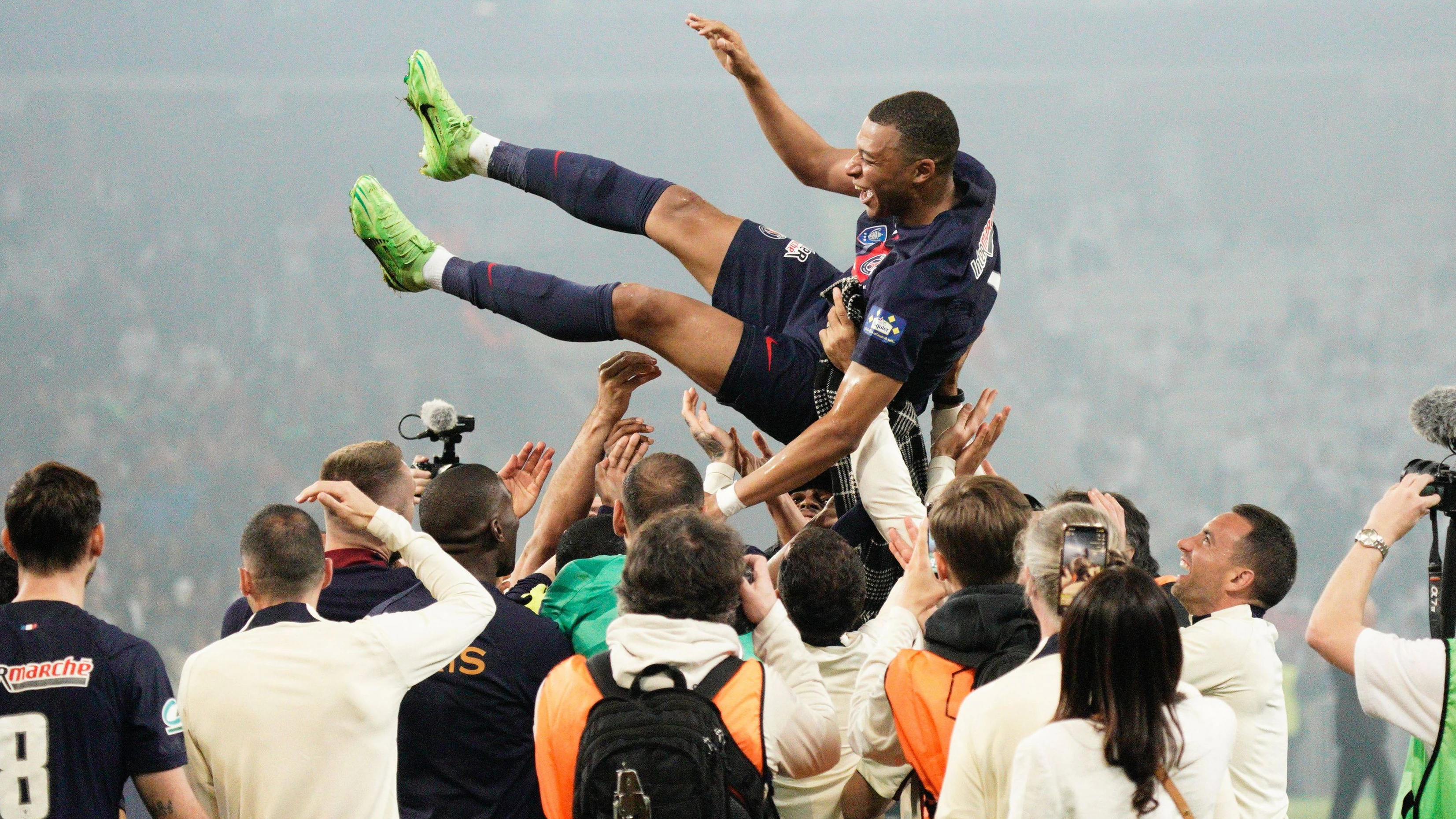 Kylian Mbappe wird von seinen Teamkollegen gefeiert.