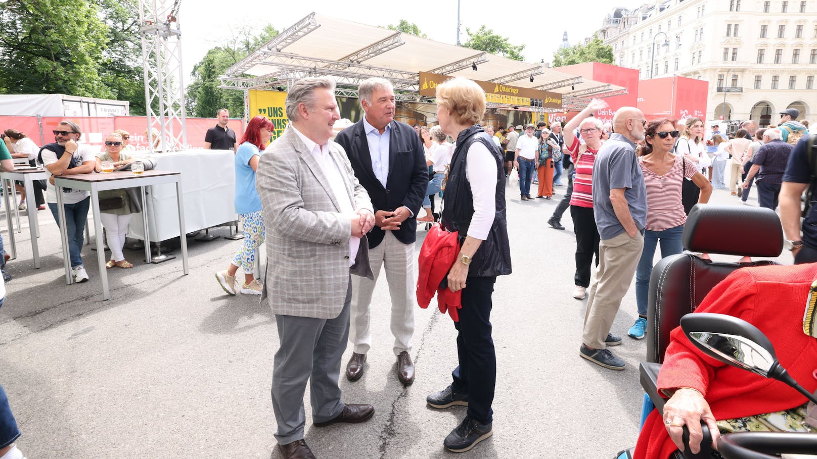 Bürgermeister Ludwig, Walter Ruck, WKWien und Johanna Kolarik vom Schweizerhaus (v.l.).