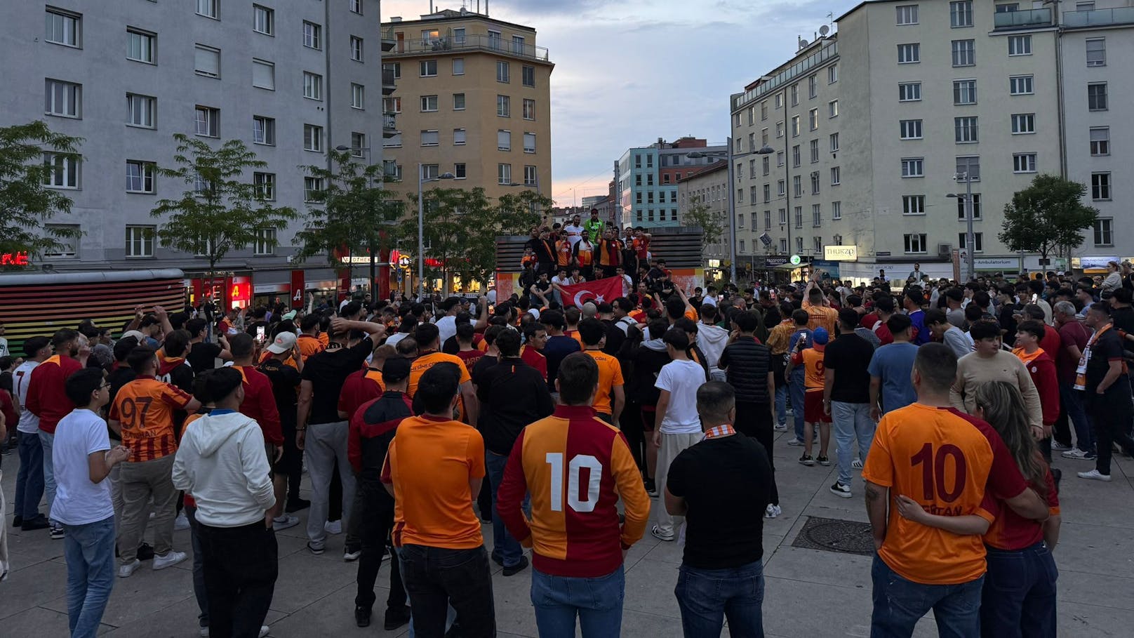 Am Sonntag gewann Galatasaray in der türkischen Süper Lig gegen Konyaspor, fixierte damit den Meistertitel. Hunderte Fans feierten den Sieg in Wien.